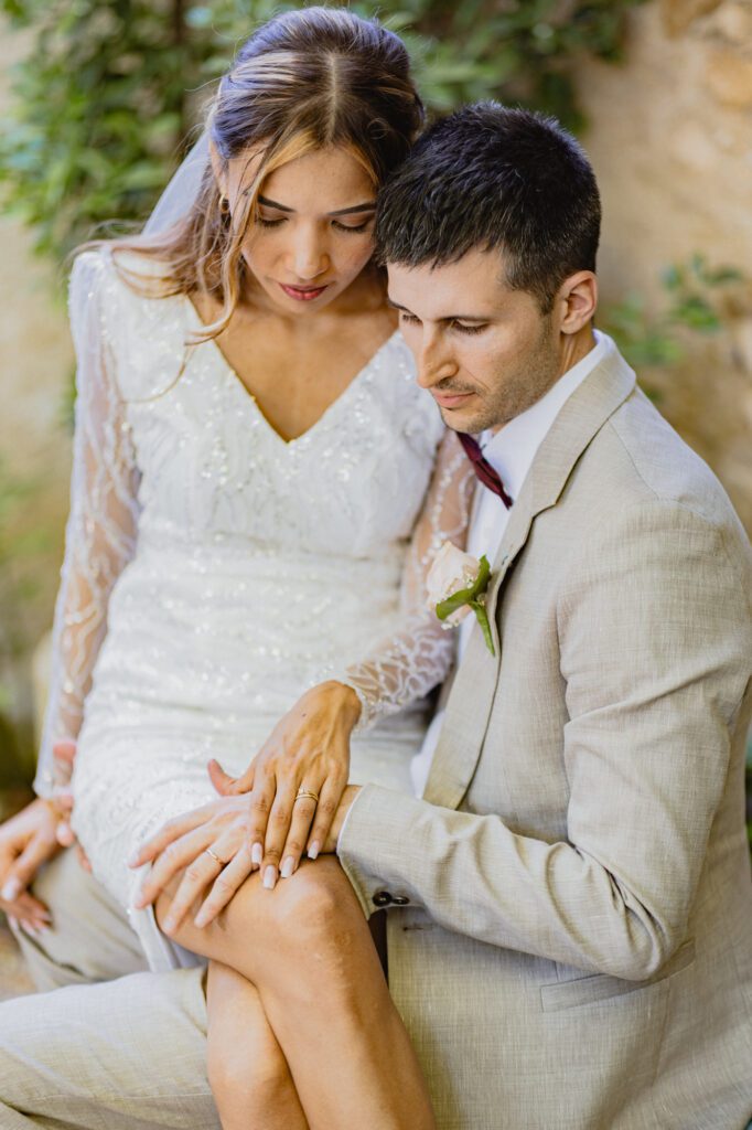 Annoncer ses fiancailles en posant avec les bagues visibles