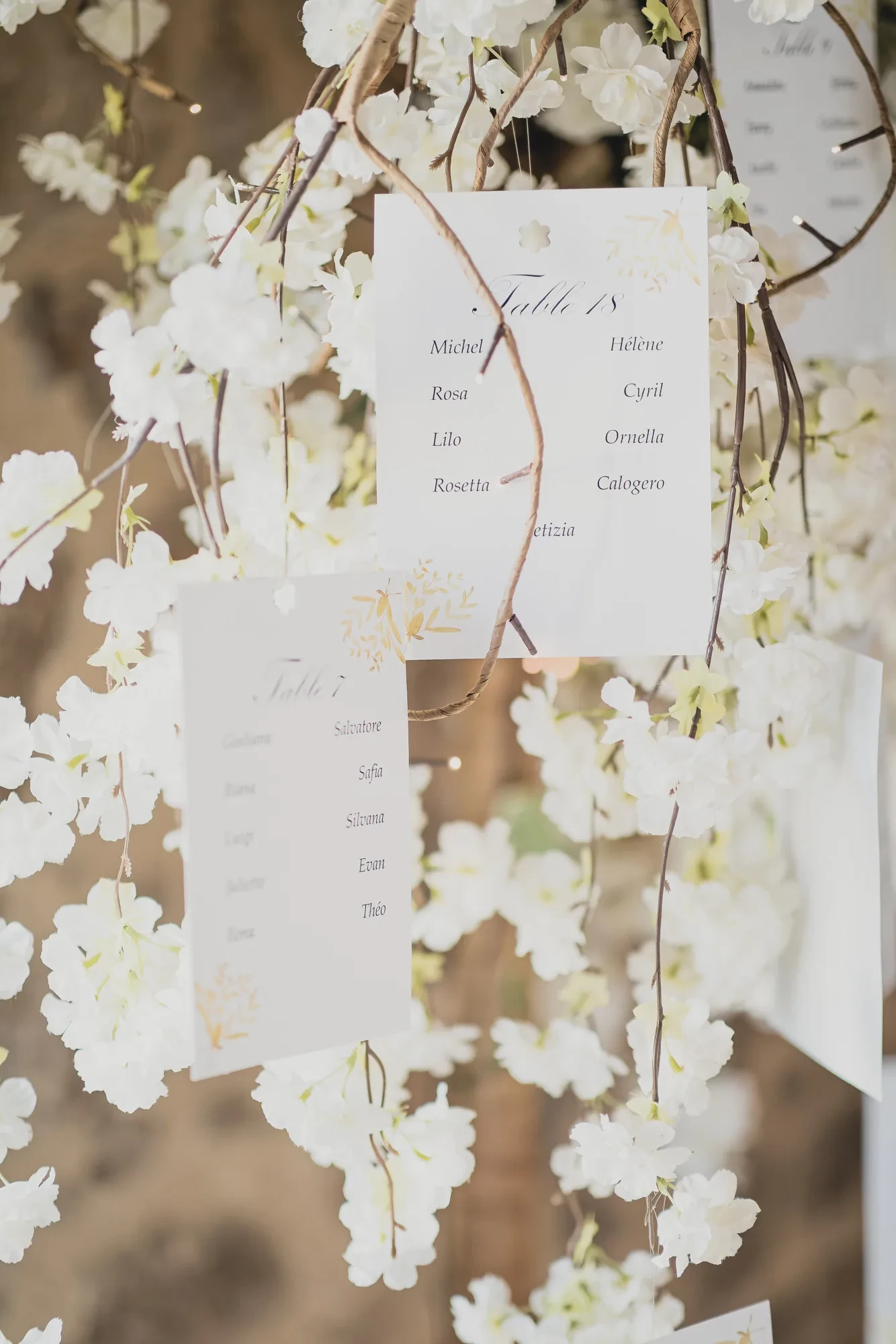 hanging-seating-plan-white-flowers.webp