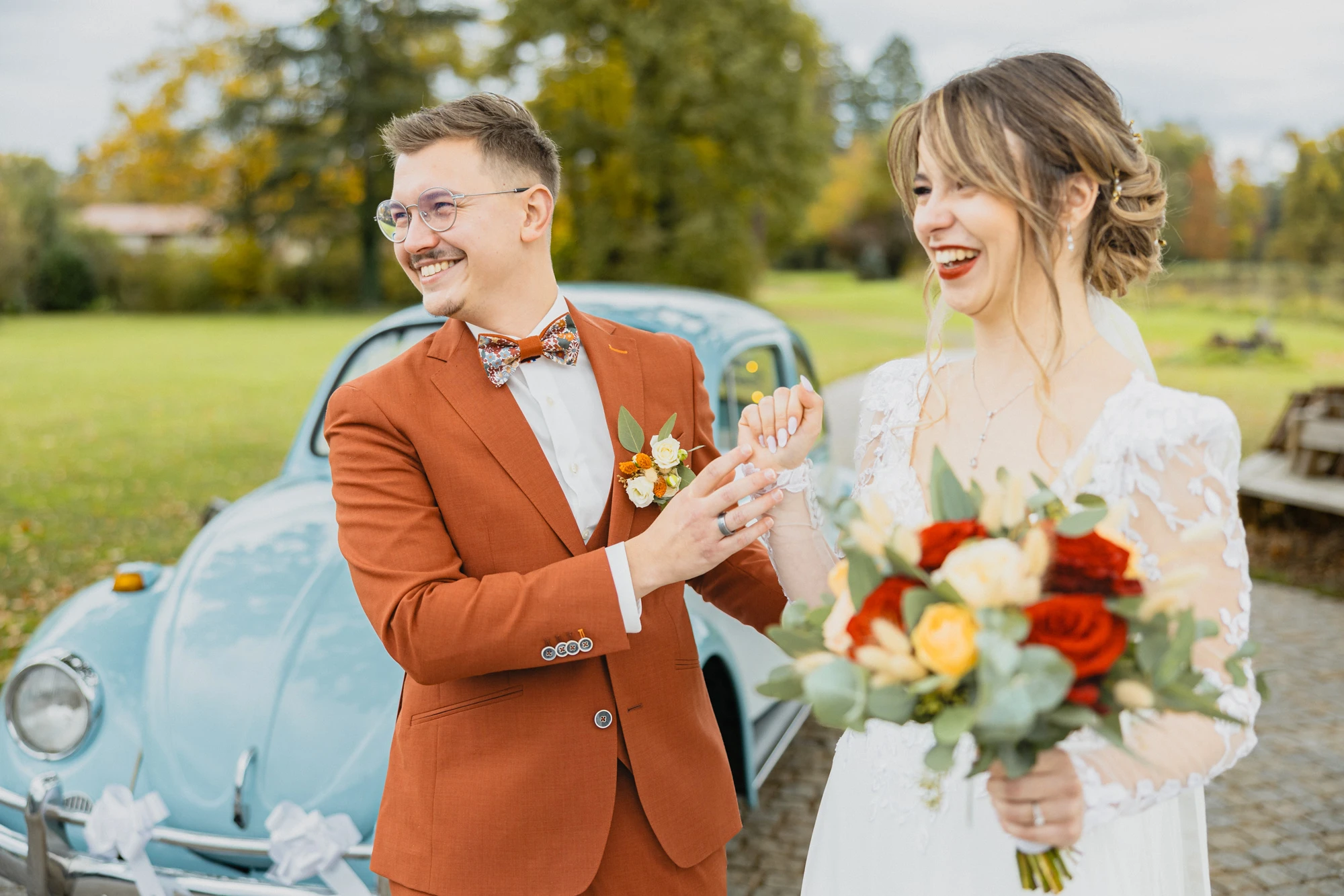 couple-maries-rire-bouquet-voiture-vintage.jpg