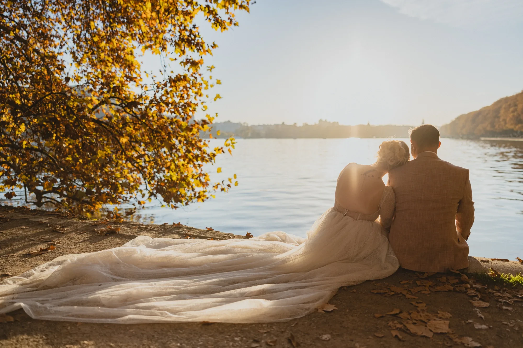 newlyweds-lakeside-autumn-sunset.webp