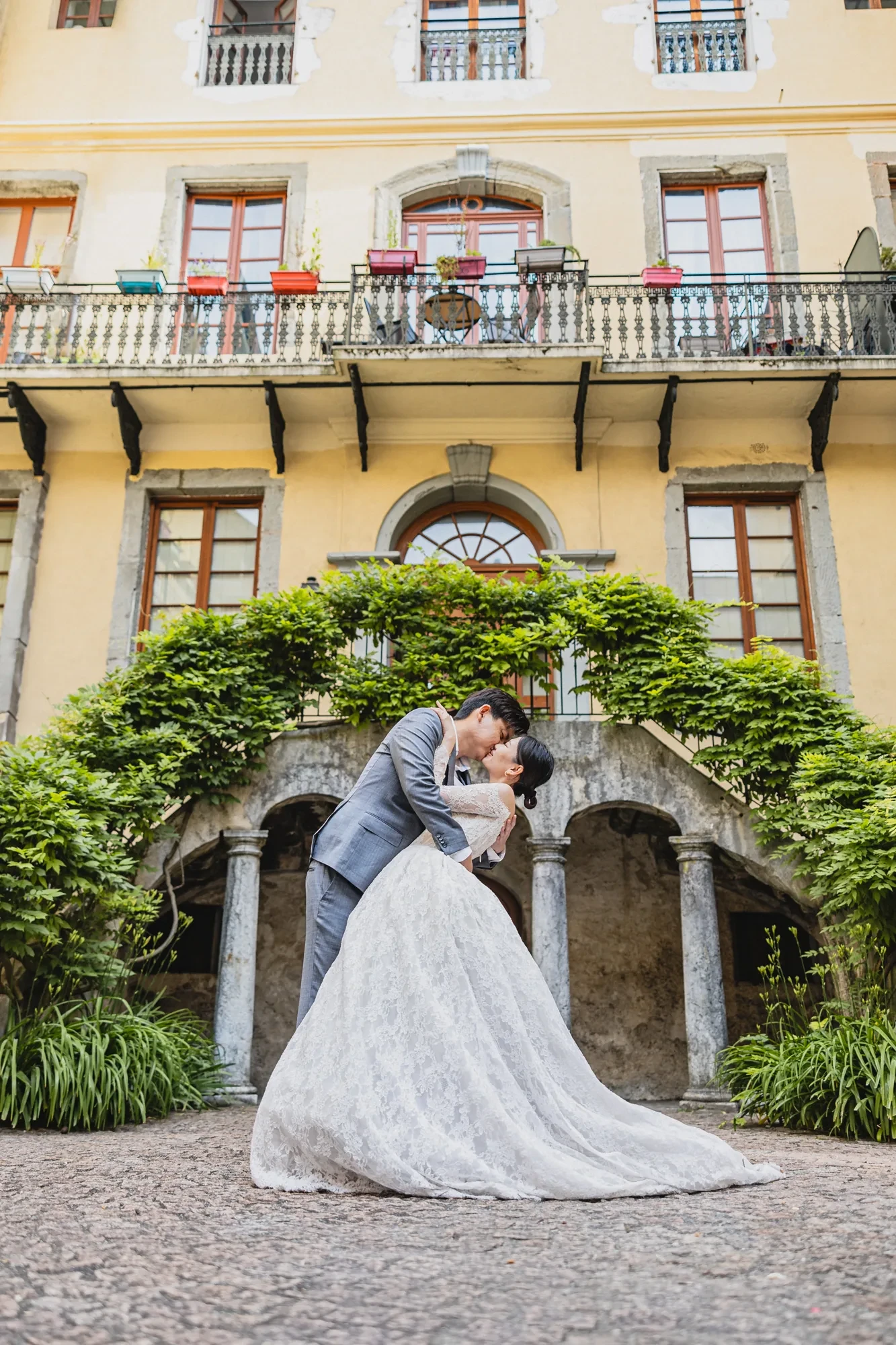 newlyweds-kiss-italian-villa-courtyard.webp newlyweds-kiss-italian-villa-courtyard.webp