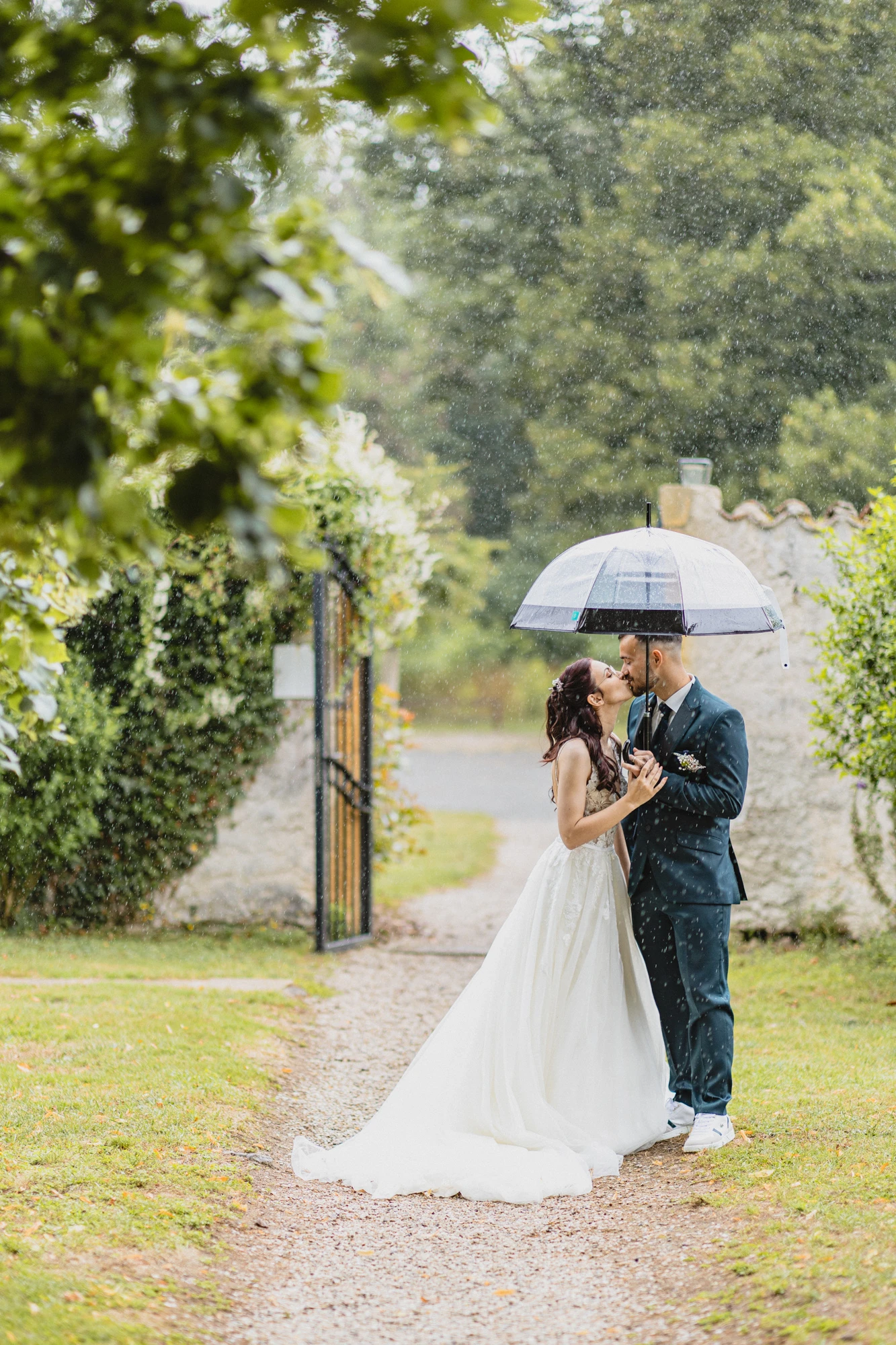 maries-baiser-parapluie-pluie-jardin.jpg maries-baiser-parapluie-pluie-jardin.jpg