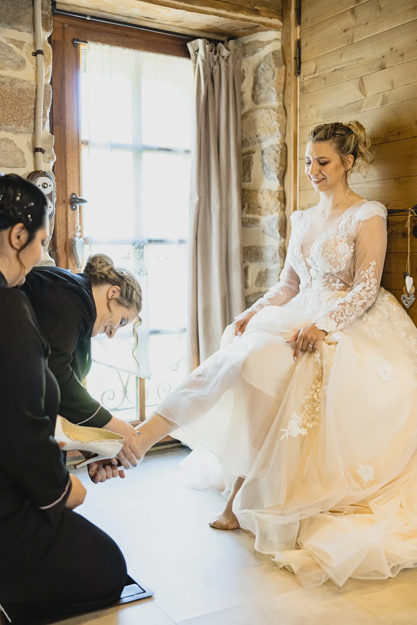 preparatifs-mariee-chaussure-robe-dentelle.webp preparatifs-mariee-chaussure-robe-dentelle.webp