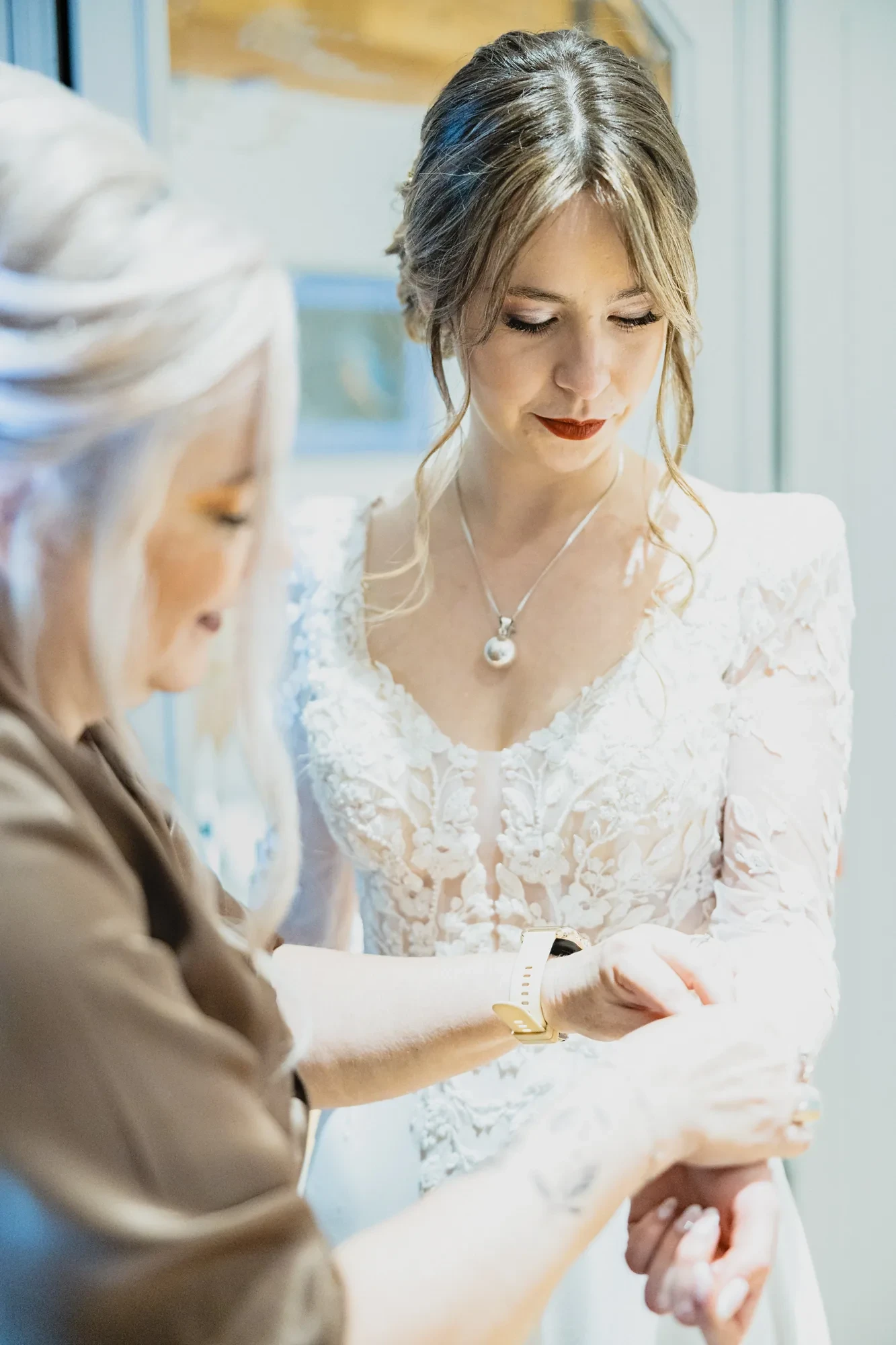 preparatifs-mariee-robe-dentelle-bijou-perle.webp preparatifs-mariee-robe-dentelle-bijou-perle.webp