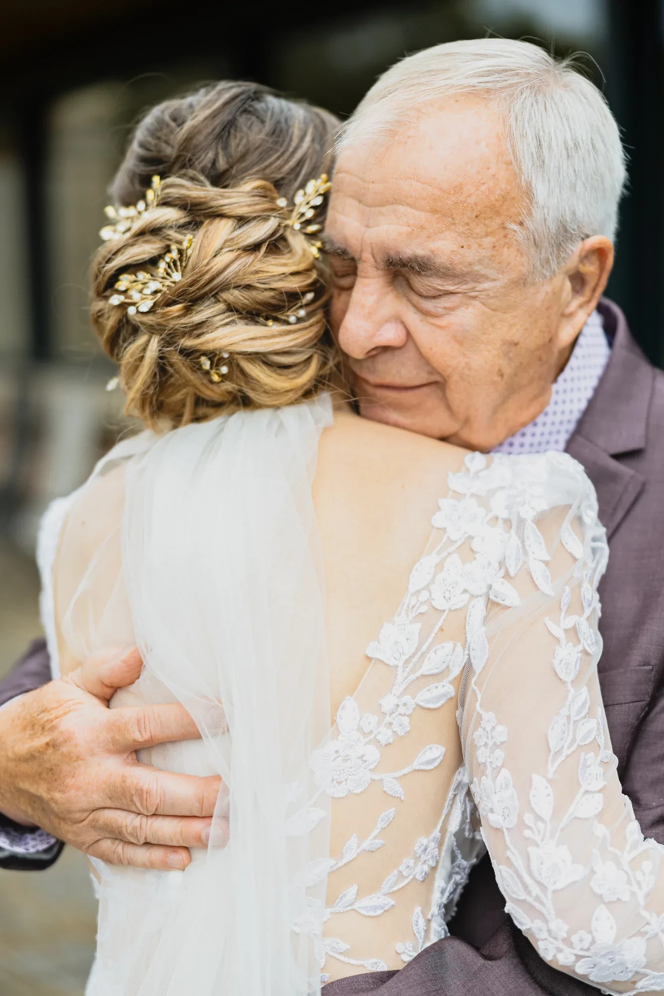 bride-embrace-grandfather-emotional.webp bride-embrace-grandfather-emotional.webp