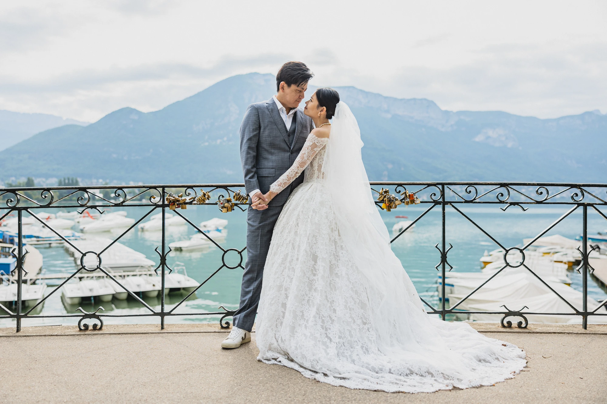 couple-marie-balustrade-lac-cadenas.jpg