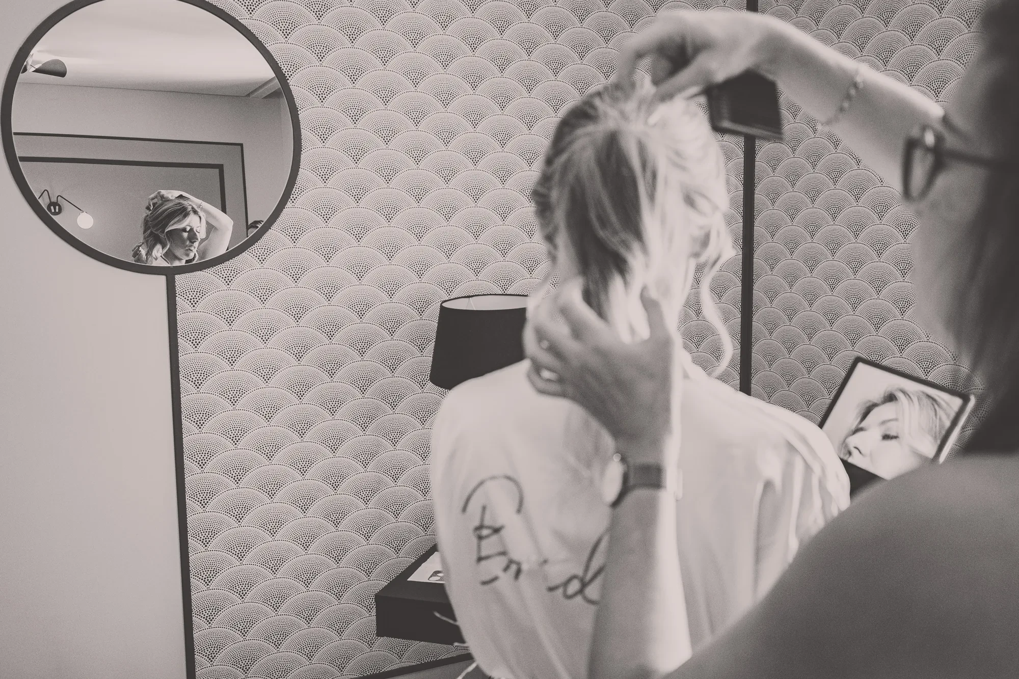 preparatifs-coiffure-mariee-miroir-noir-blanc.webp