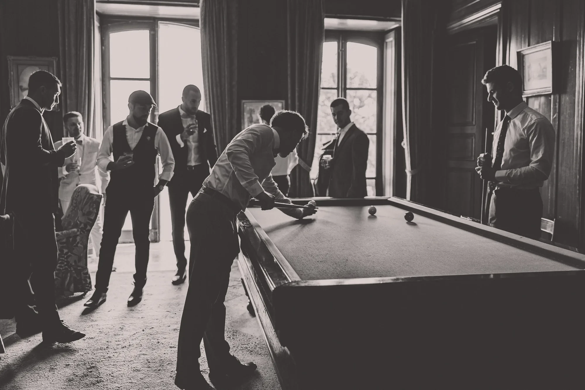 groomsmen-billiard-chateau-bw.webp