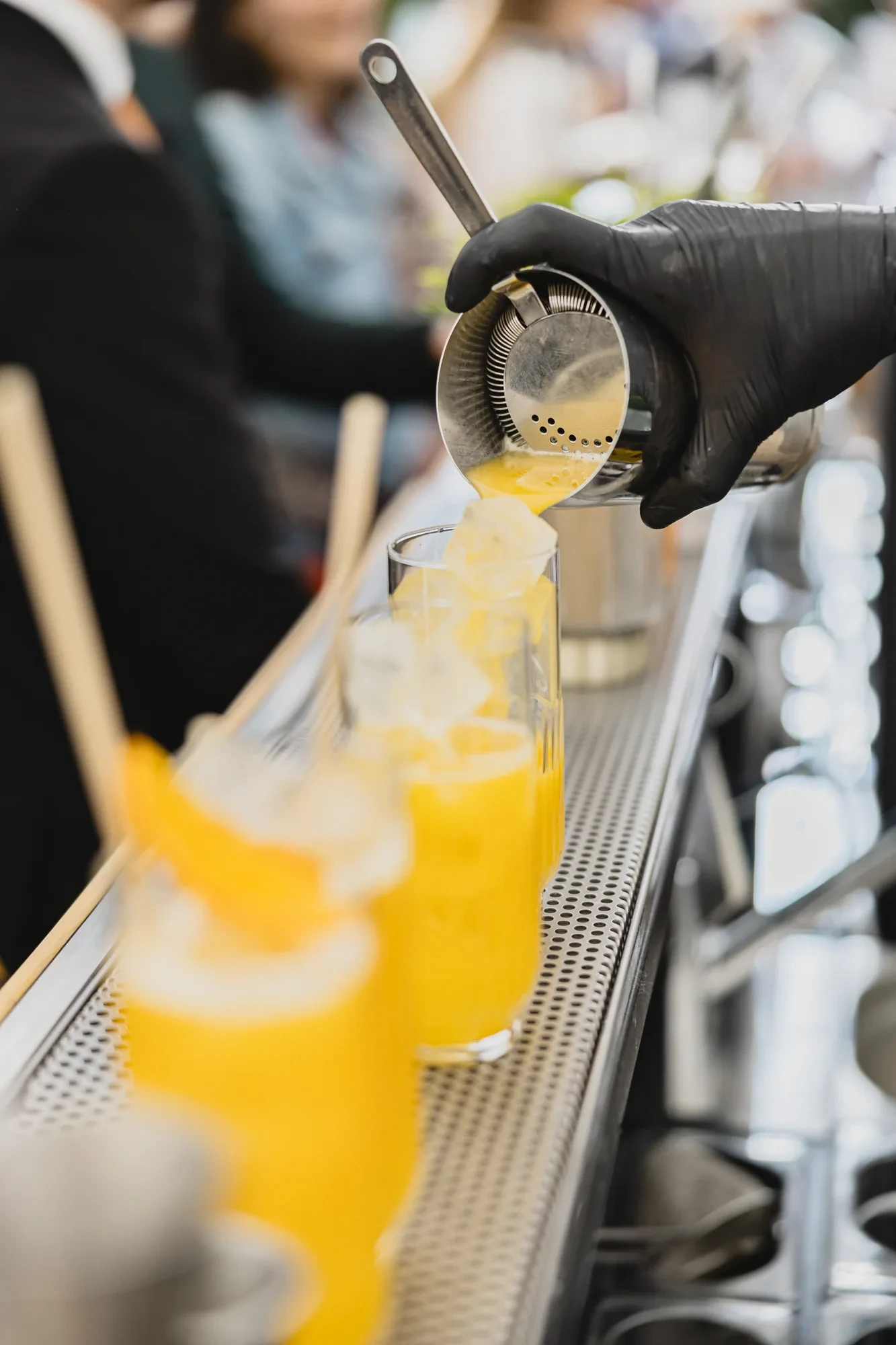 bartender-orange-cocktail-shaker.webp bartender-orange-cocktail-shaker.webp