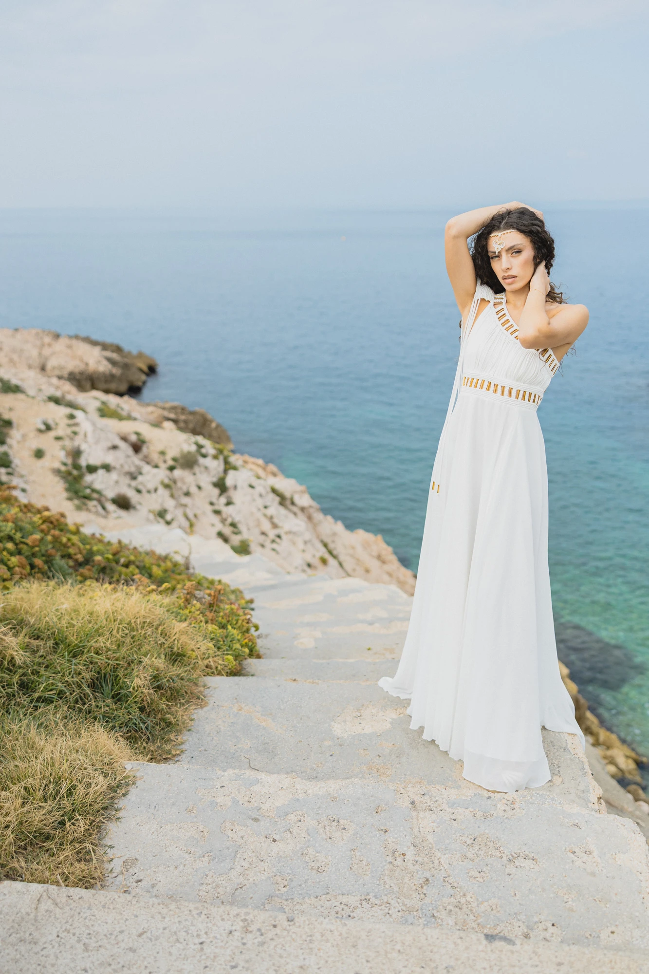 mariee-robe-longue-escalier-marseille.jpg