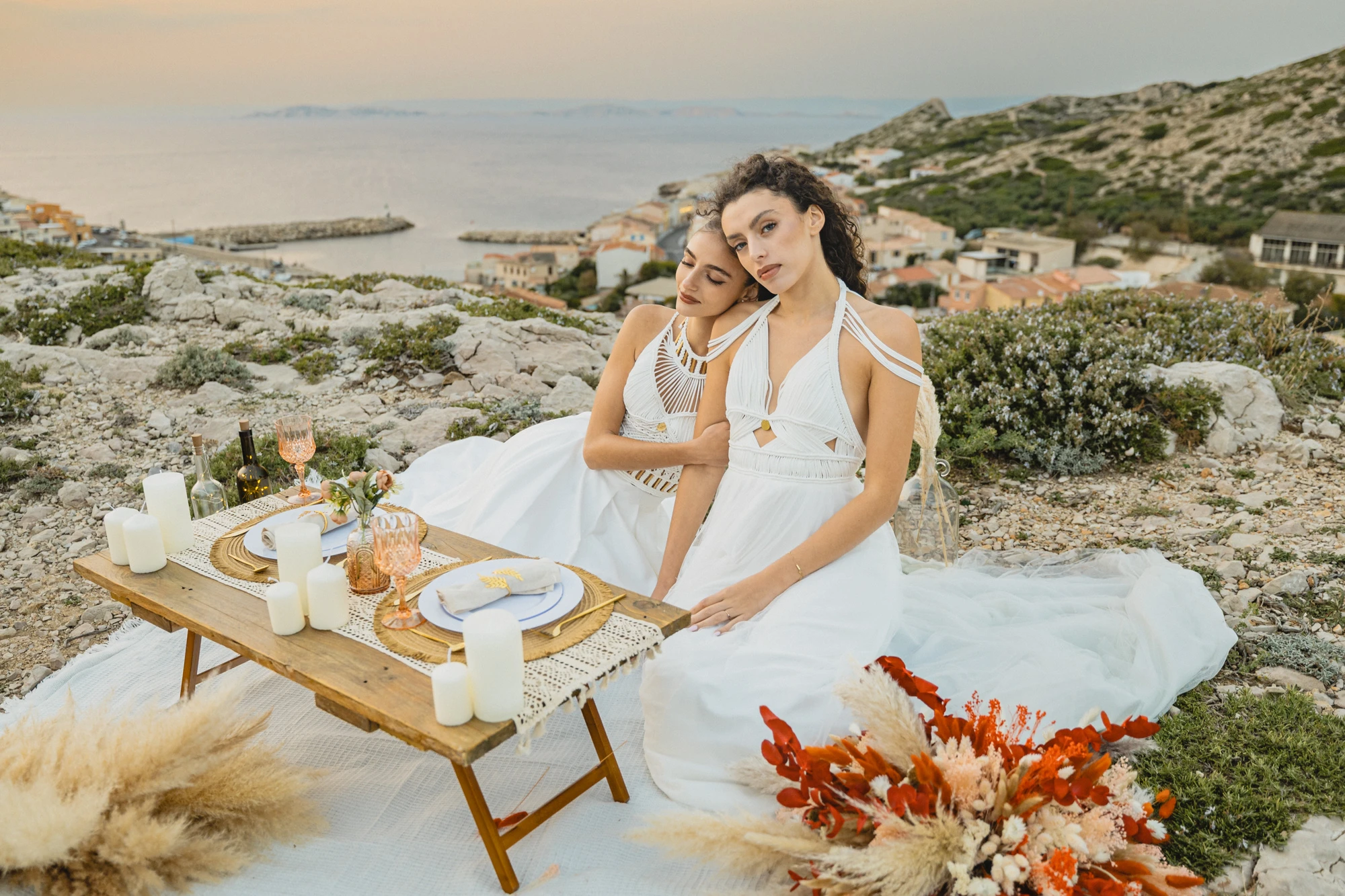 deux-mariees-picnic-vue-mer-marseille.jpg