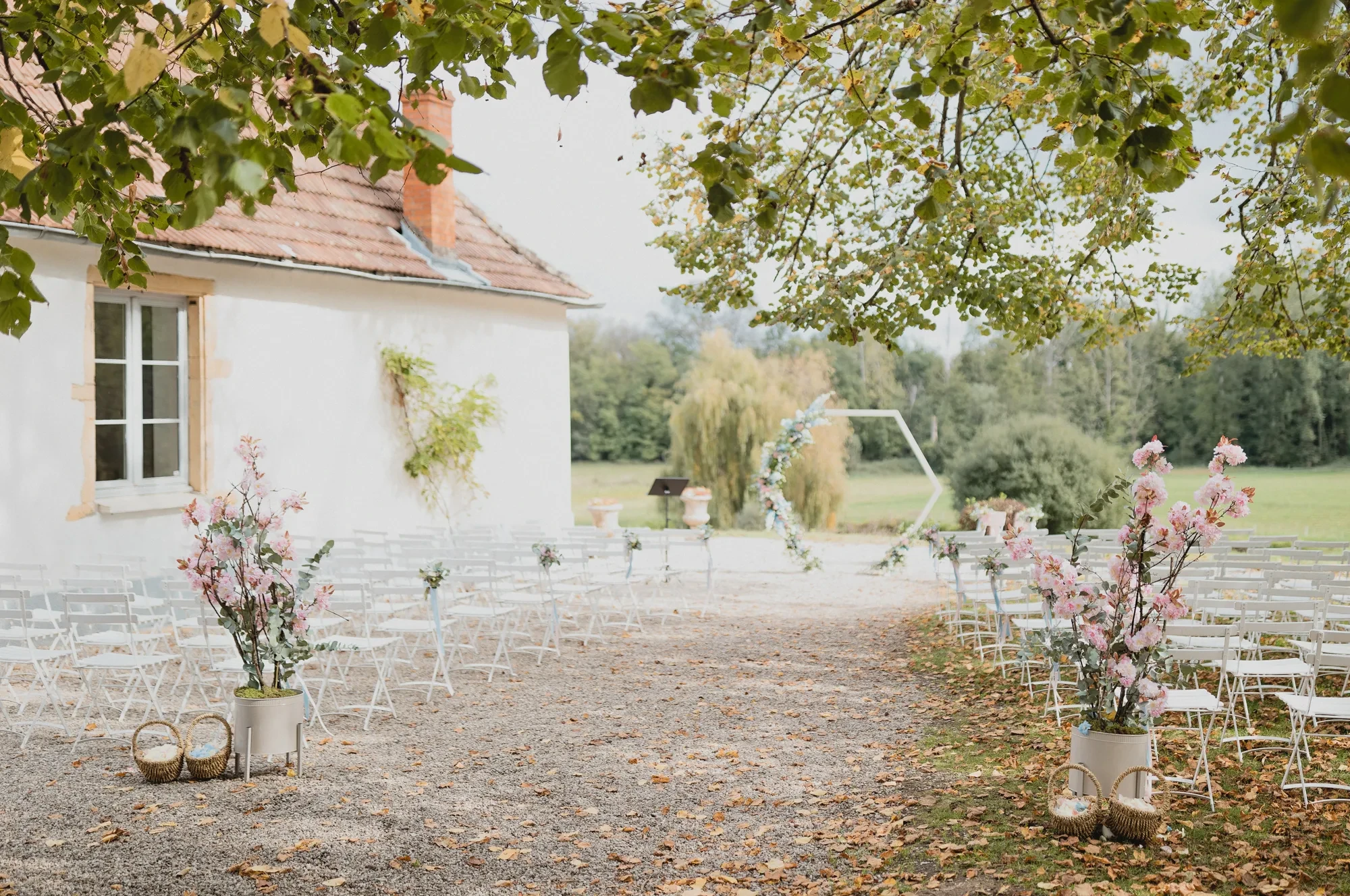 outdoor-ceremony-floral-arch-chairs.webp