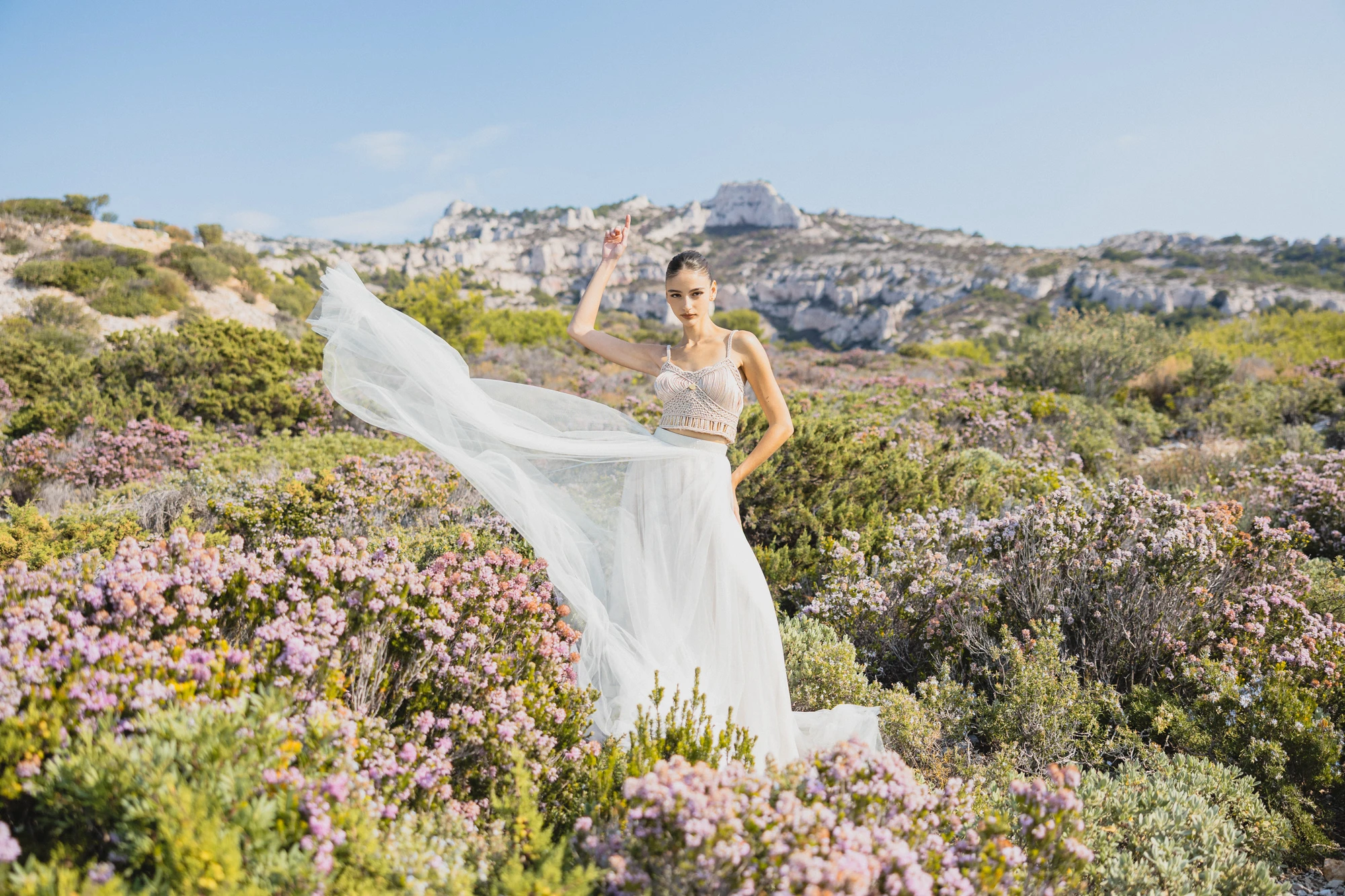 mariee-robe-voile-vent-garrigue-fleurie.jpg