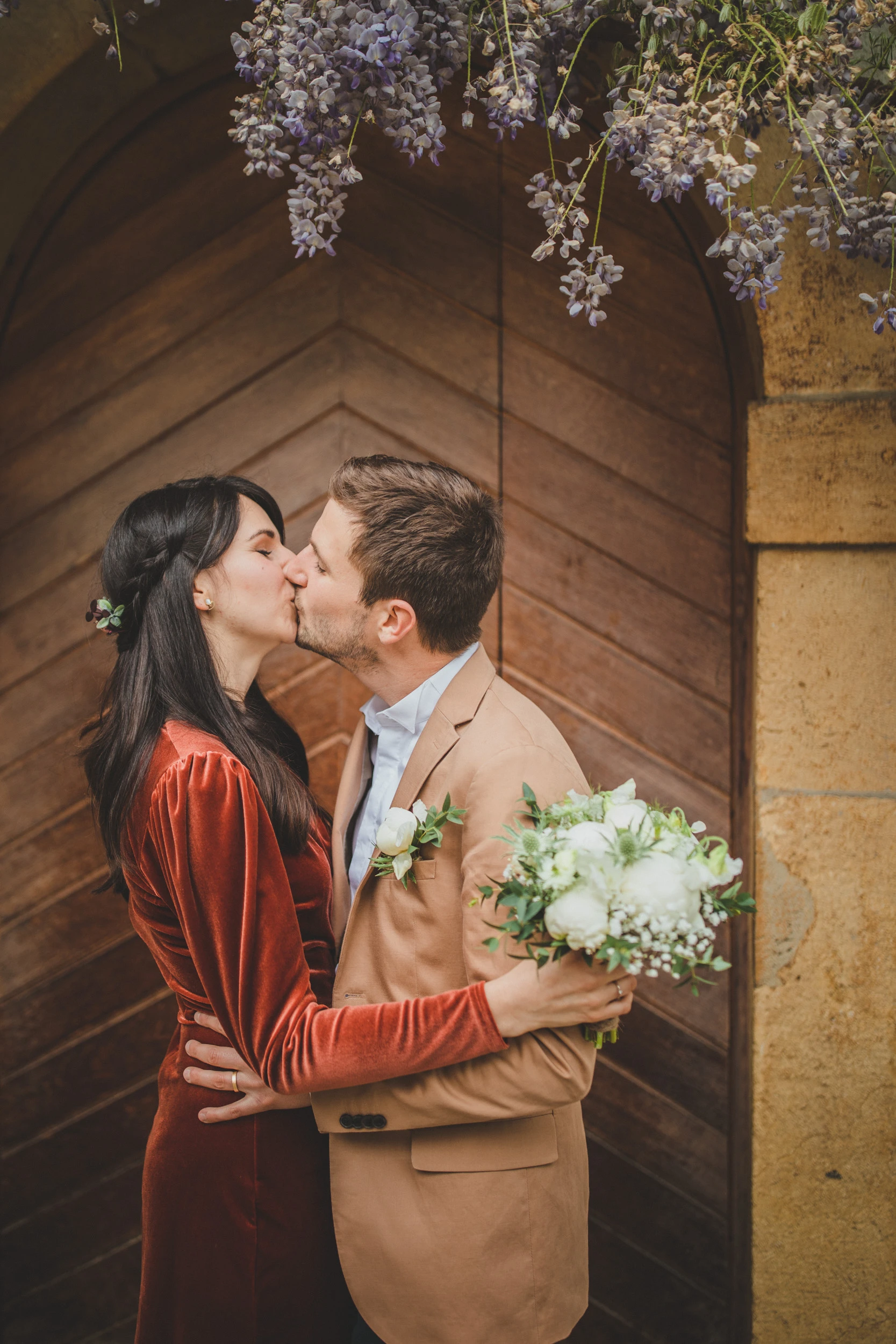 couple-baiser-glycine-porte-bois.jpg couple-baiser-glycine-porte-bois.jpg
