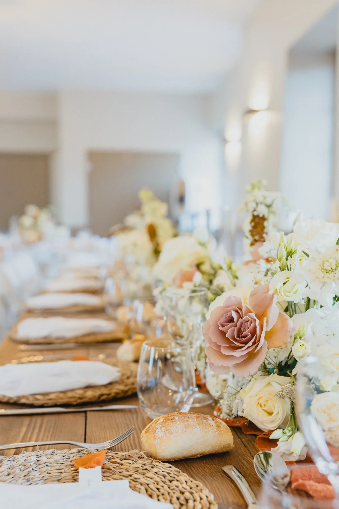 table-banquet-mariage-roses-pain.webp