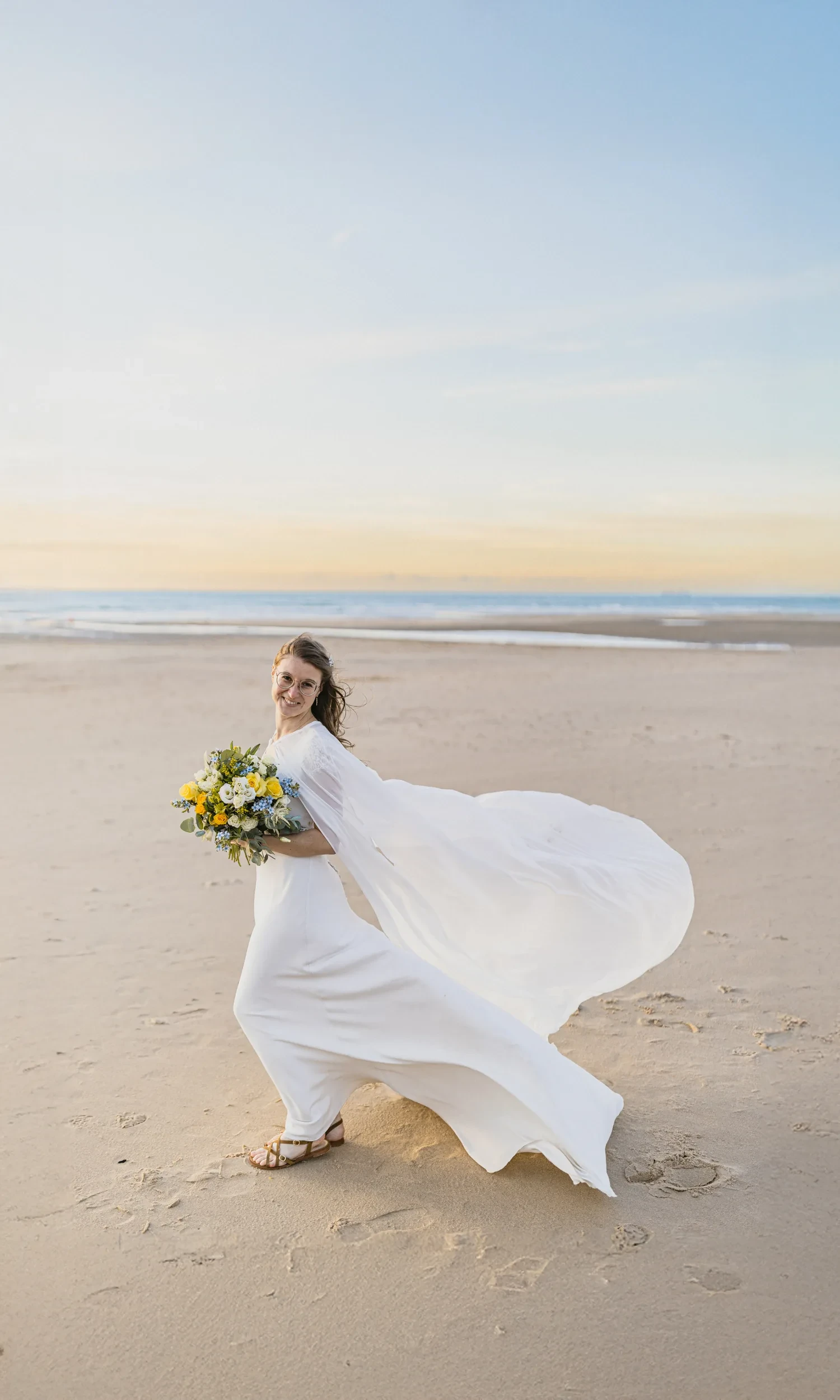 bride-bouquet-seaside-destination.webp