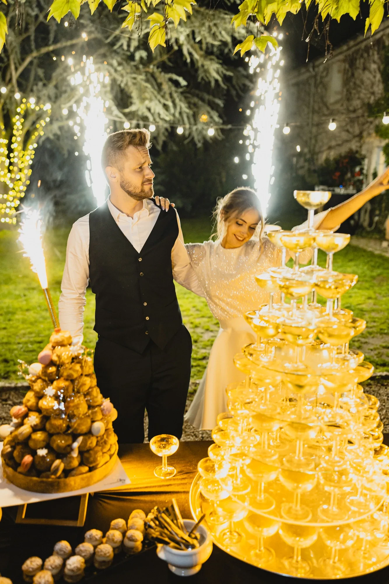champagne-pyramid-sparklers-reception.webp champagne-pyramid-sparklers-reception.webp