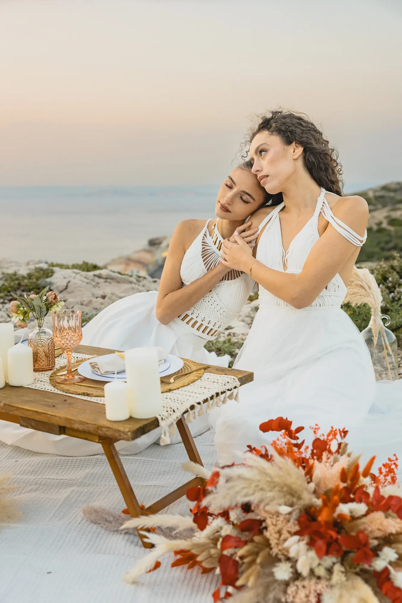 two-brides-table-sea-sunset.webp two-brides-table-sea-sunset.webp