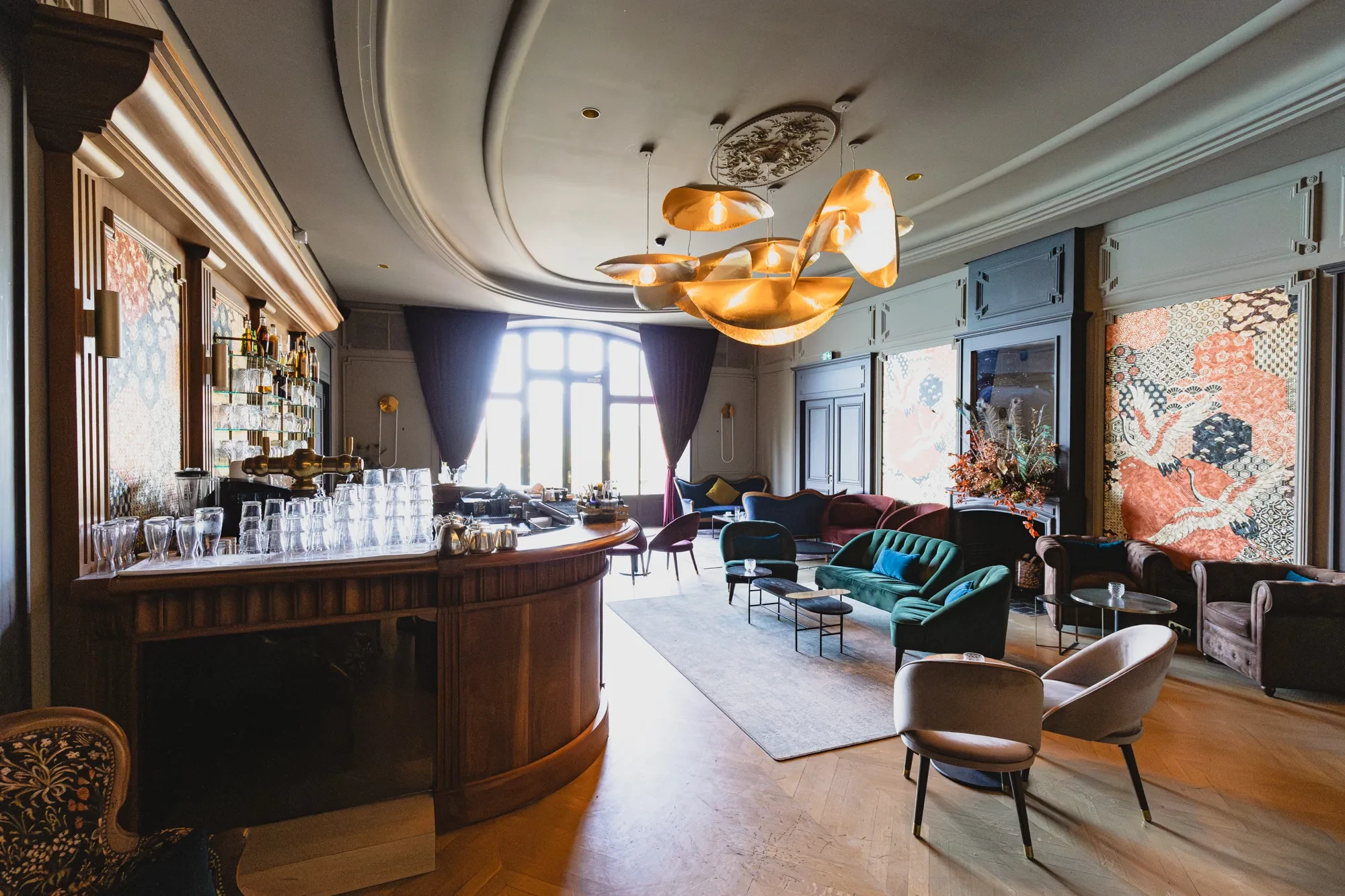 salon-bar-hotel-prestige-lustres-dores.webp