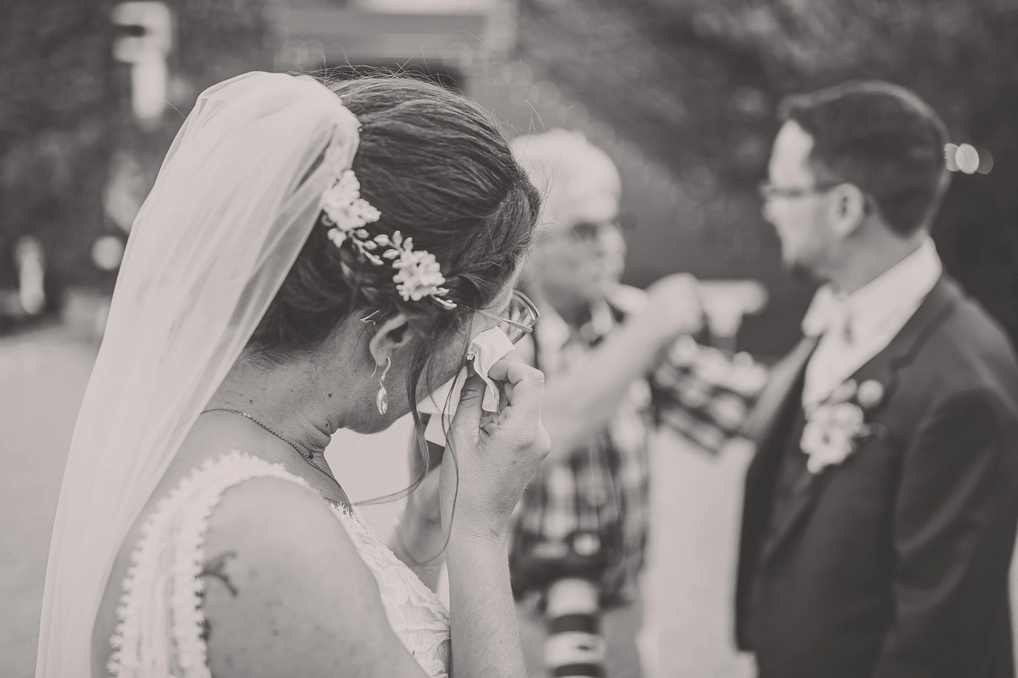 emotion-mariee-larme-ceremonie-noir-blanc.jpg