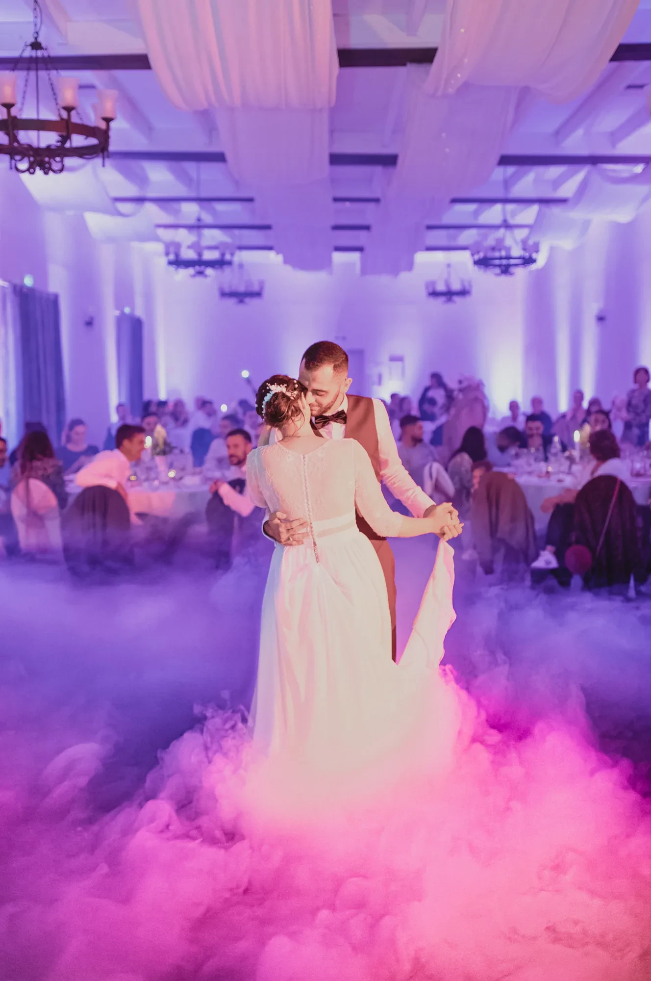 first-dance-pink-smoke.webp first-dance-pink-smoke.webp