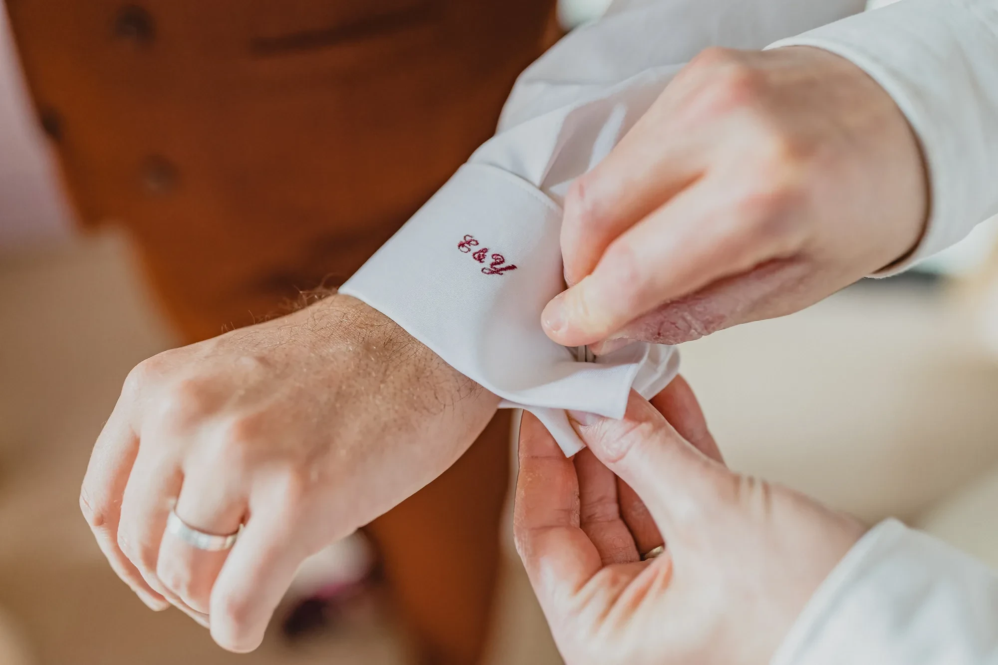 preparatifs-marie-poignet-chemise-brodee.webp