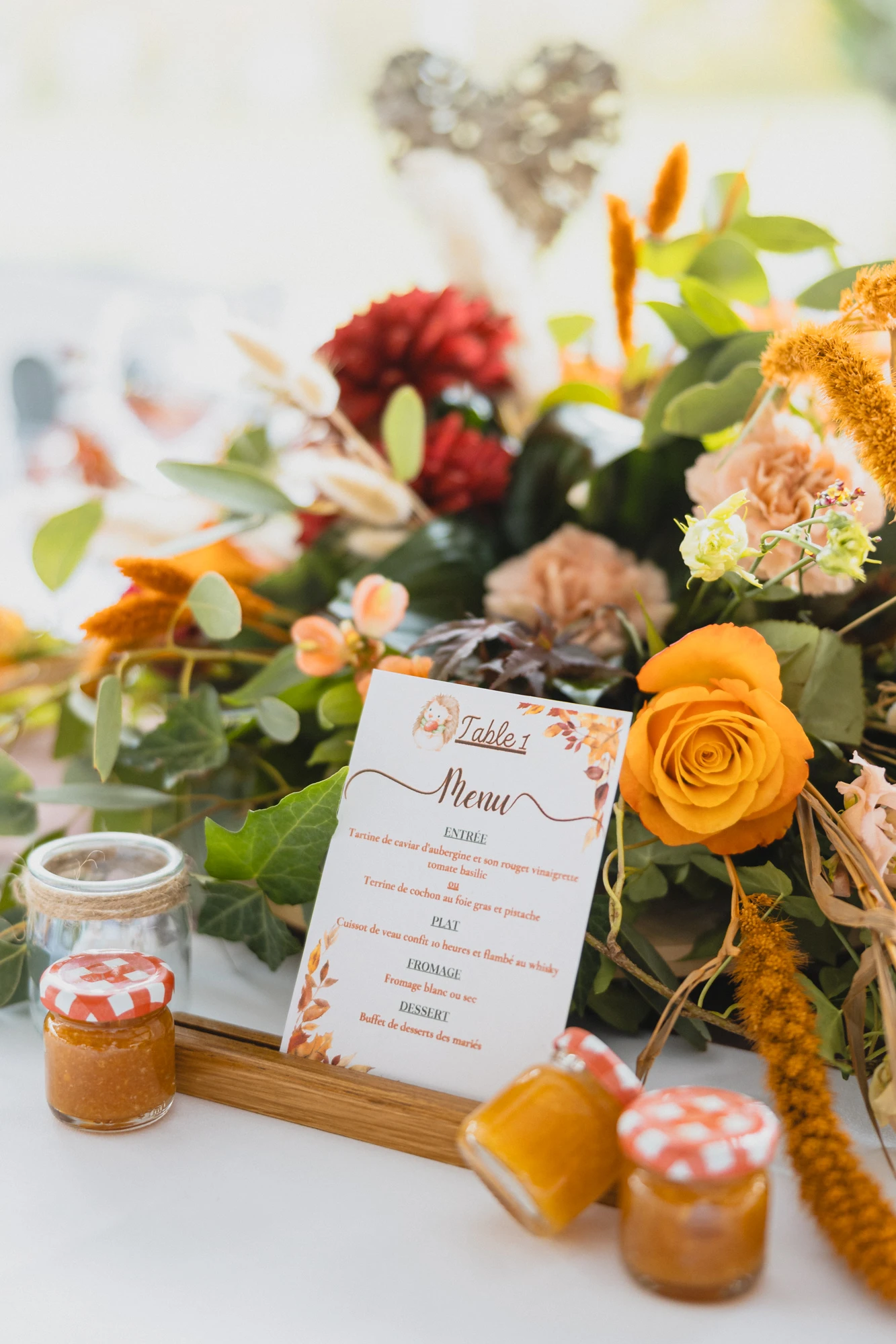 menu-mariage-table-fleurs-automne-confitures.jpg