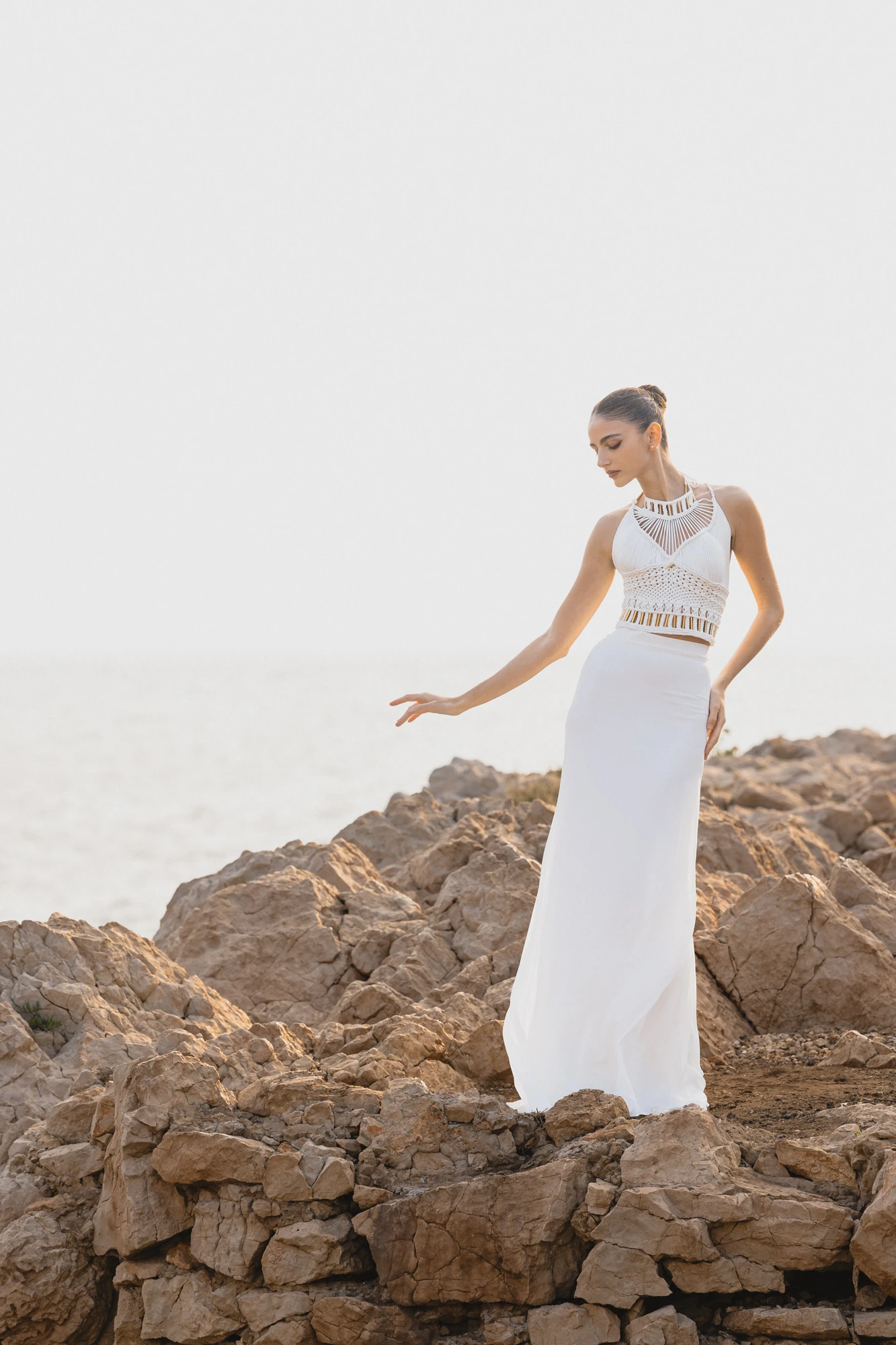 mariee-robe-longue-rochers-mer.jpg