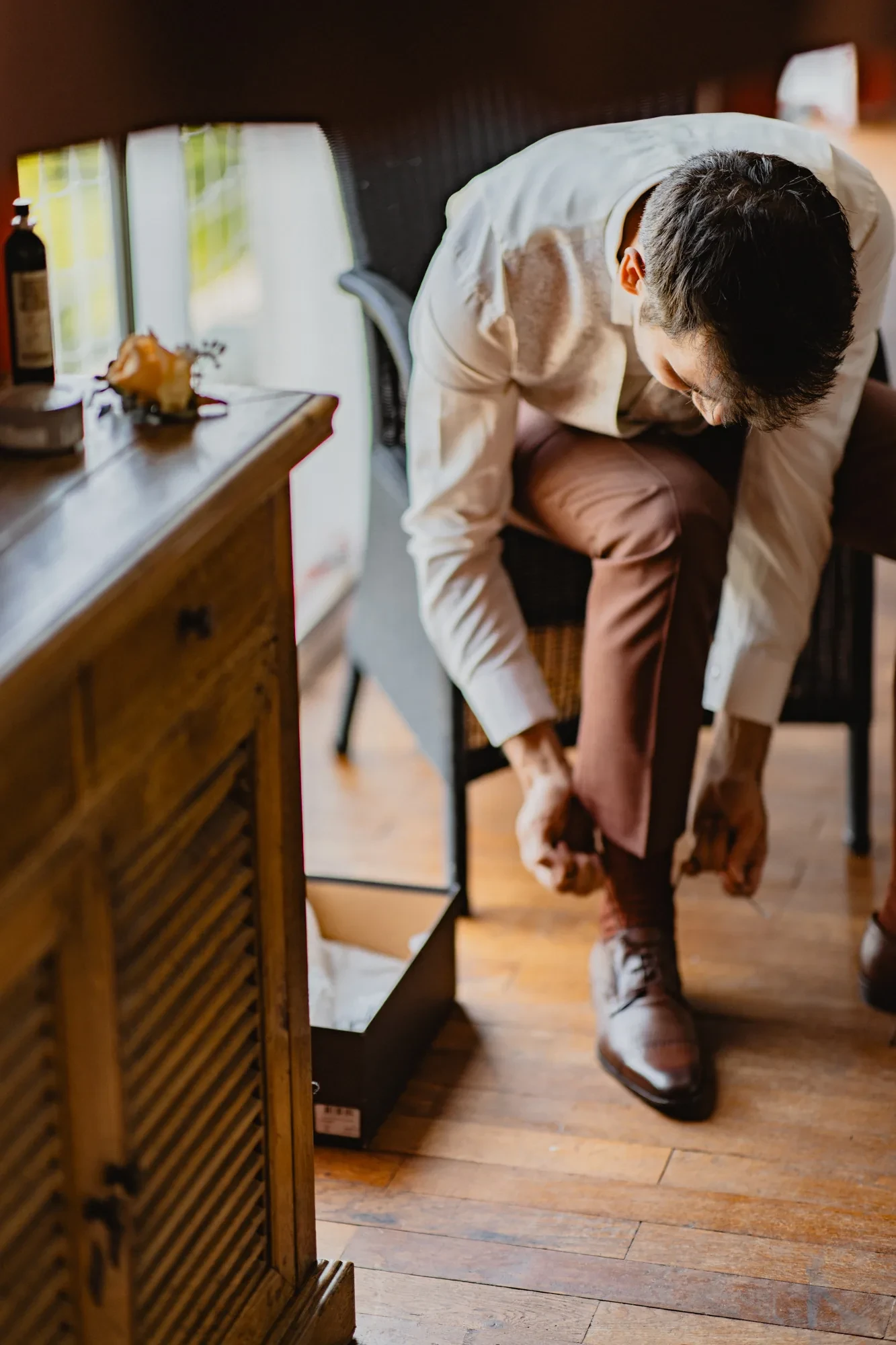 preparatifs-marie-chaussures-pantalon-terracotta.webp preparatifs-marie-chaussures-pantalon-terracotta.webp