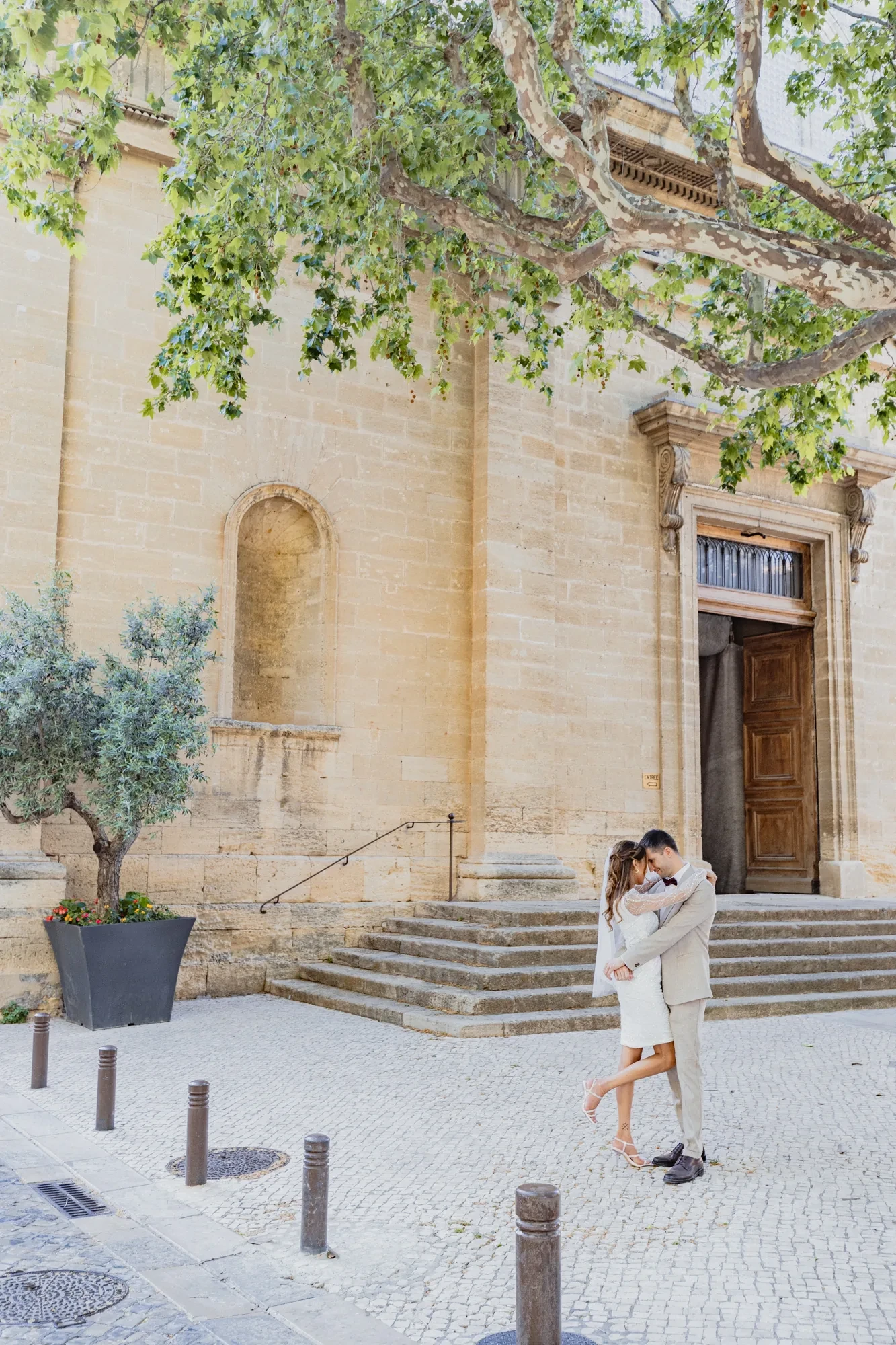 couple-stone-church-olive-tree-provence.webp couple-stone-church-olive-tree-provence.webp