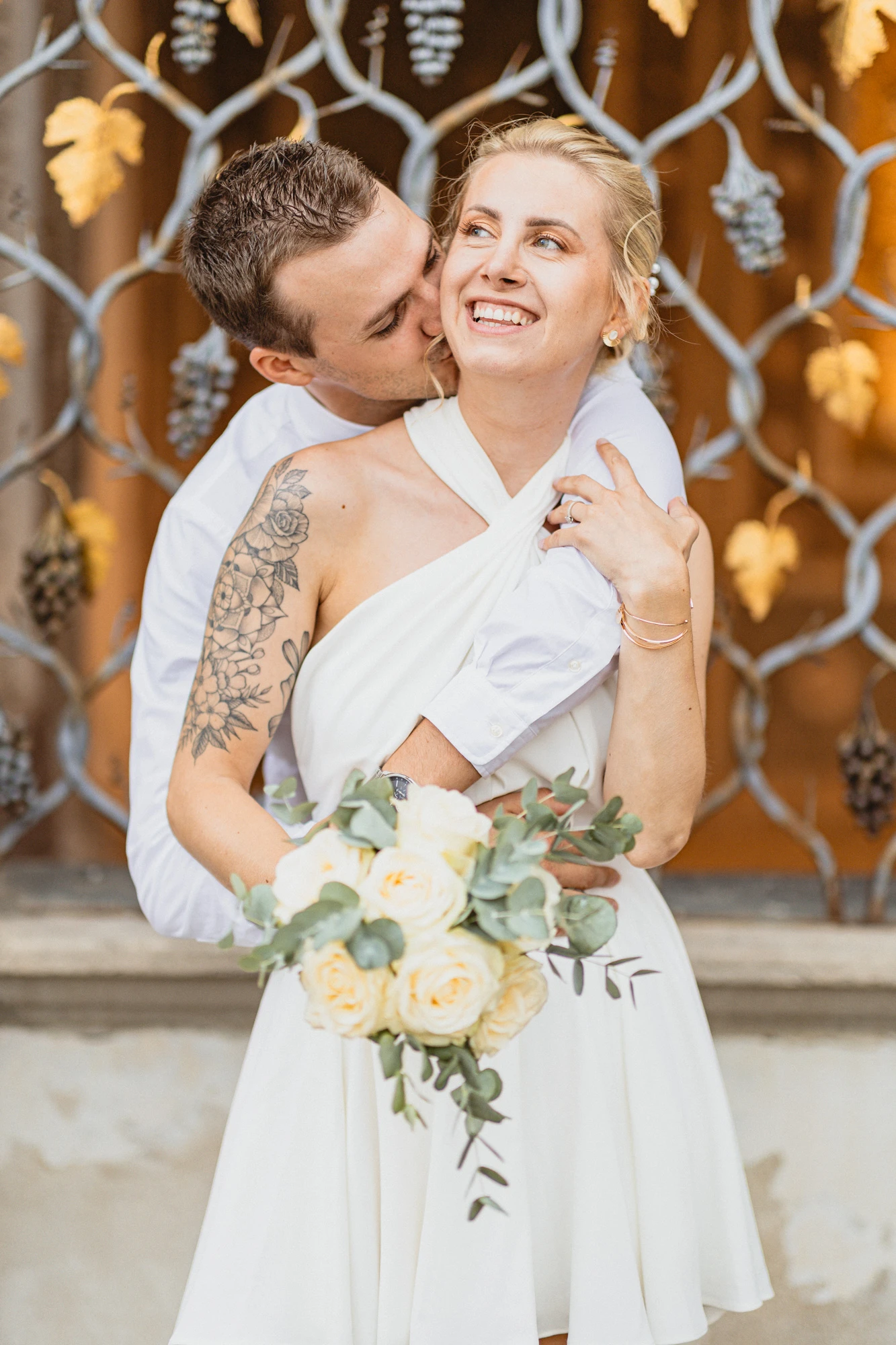 couple-rire-bouquet-roses-portail-fer.jpg couple-rire-bouquet-roses-portail-fer.jpg