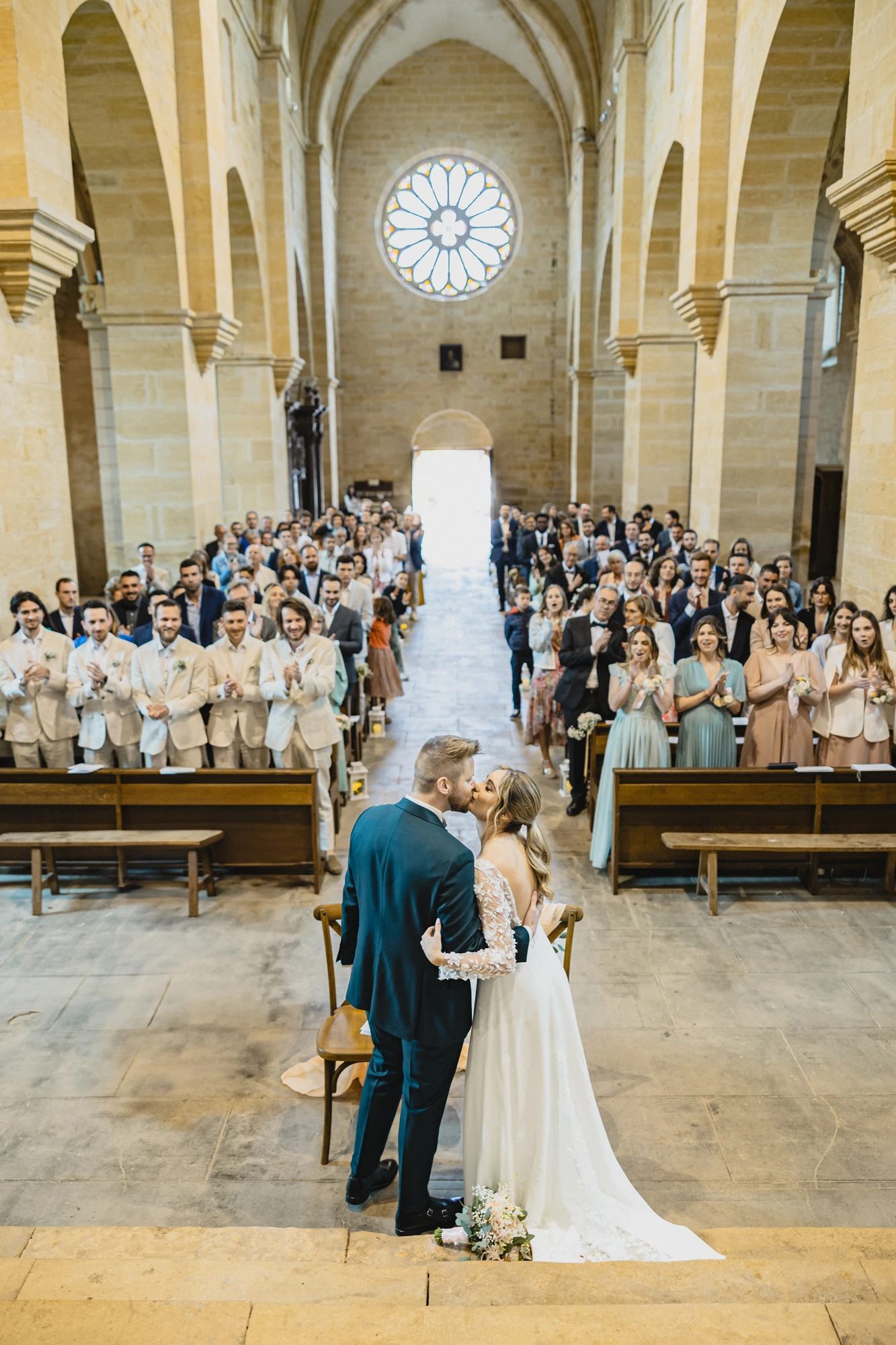 ceremonie-mariage-eglise-couple-baiser.jpg