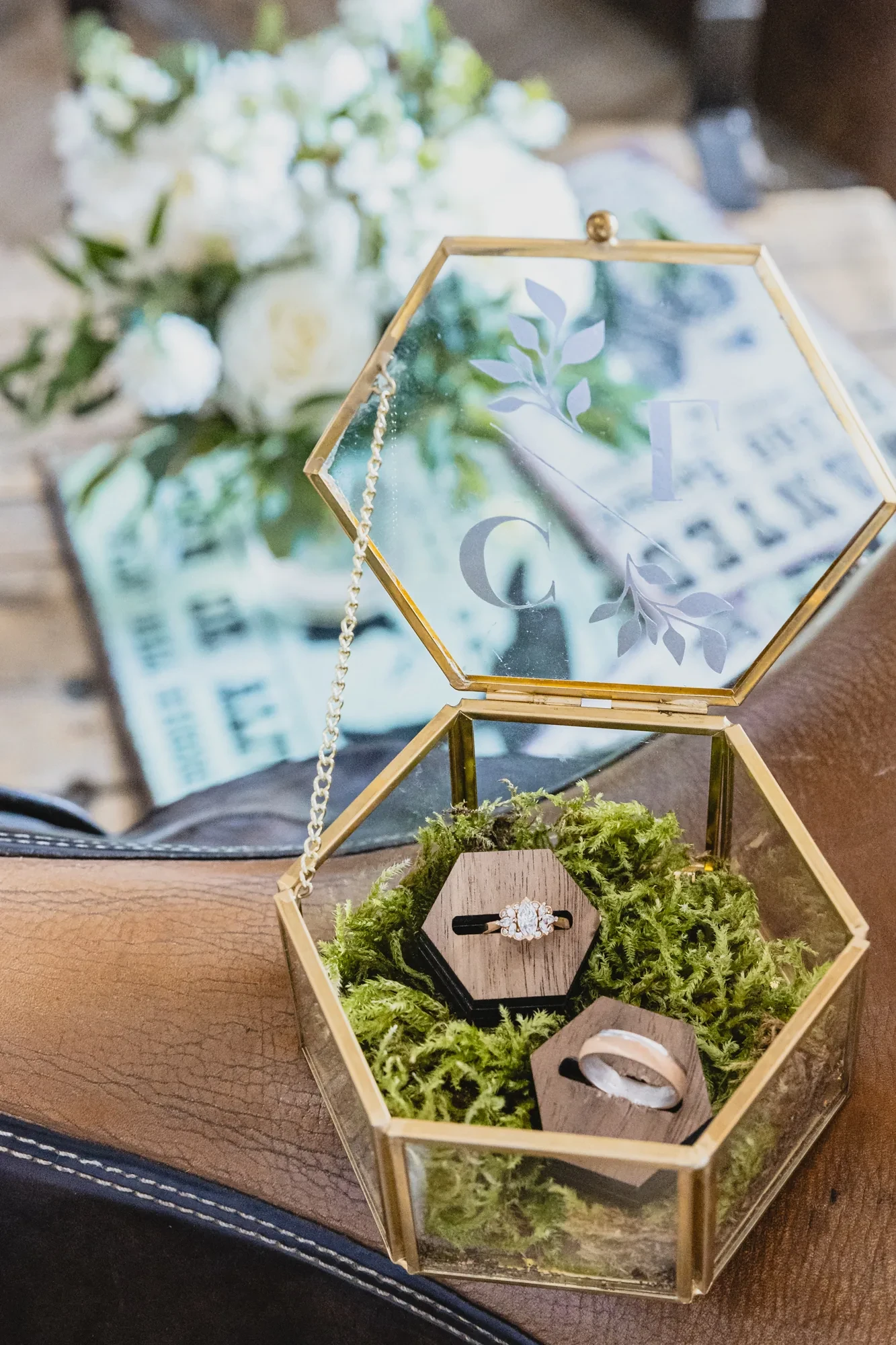 wedding-rings-glass-box-detail.webp wedding-rings-glass-box-detail.webp