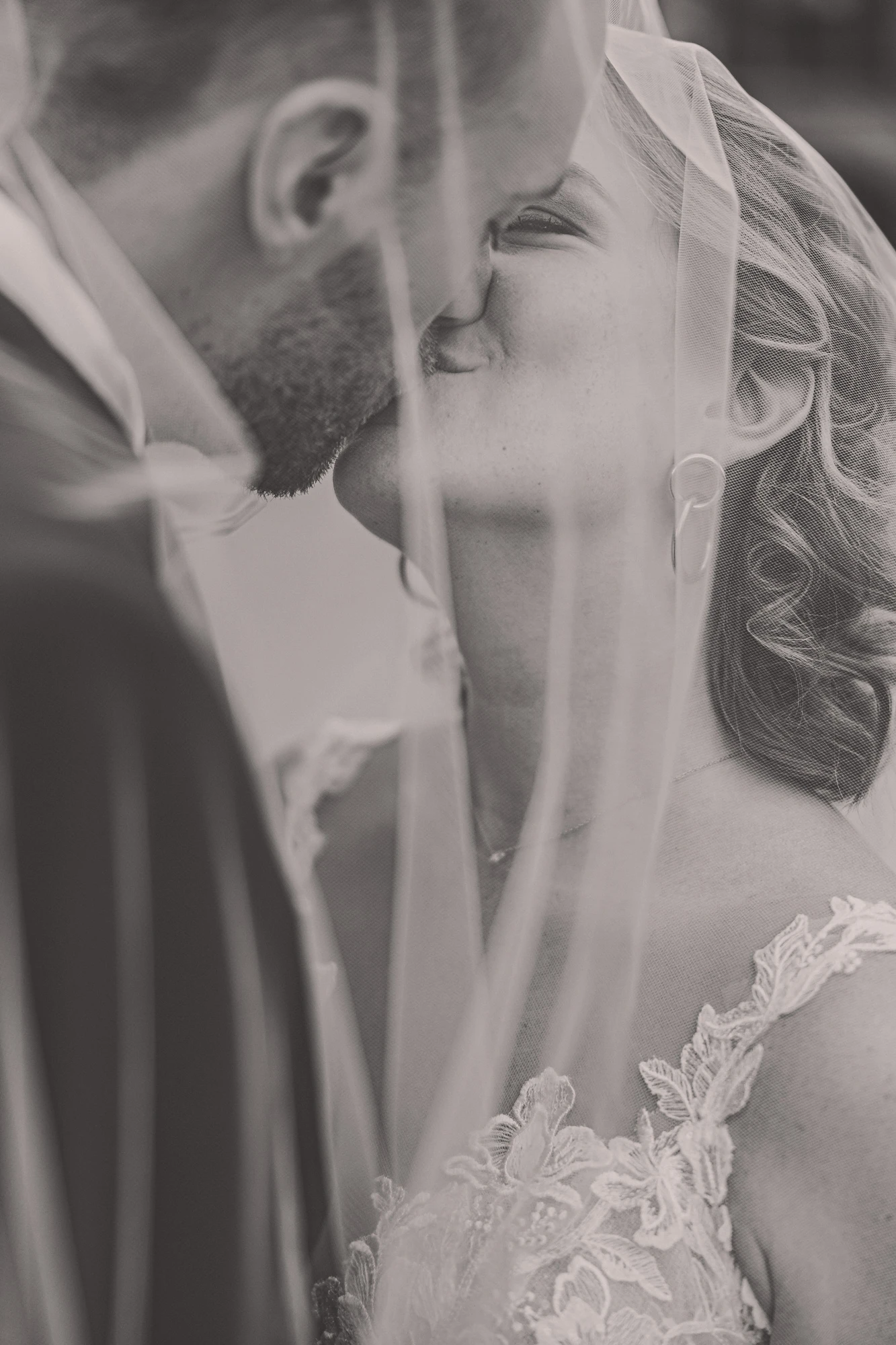 baiser-maries-sous-voile-noir-blanc.jpg baiser-maries-sous-voile-noir-blanc.jpg