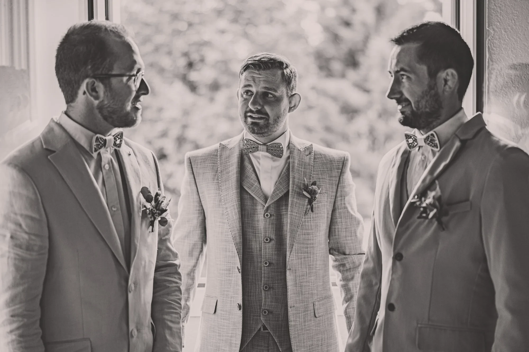 groom-groomsmen-bowties-rustic.webp groom-groomsmen-bowties-rustic.webp