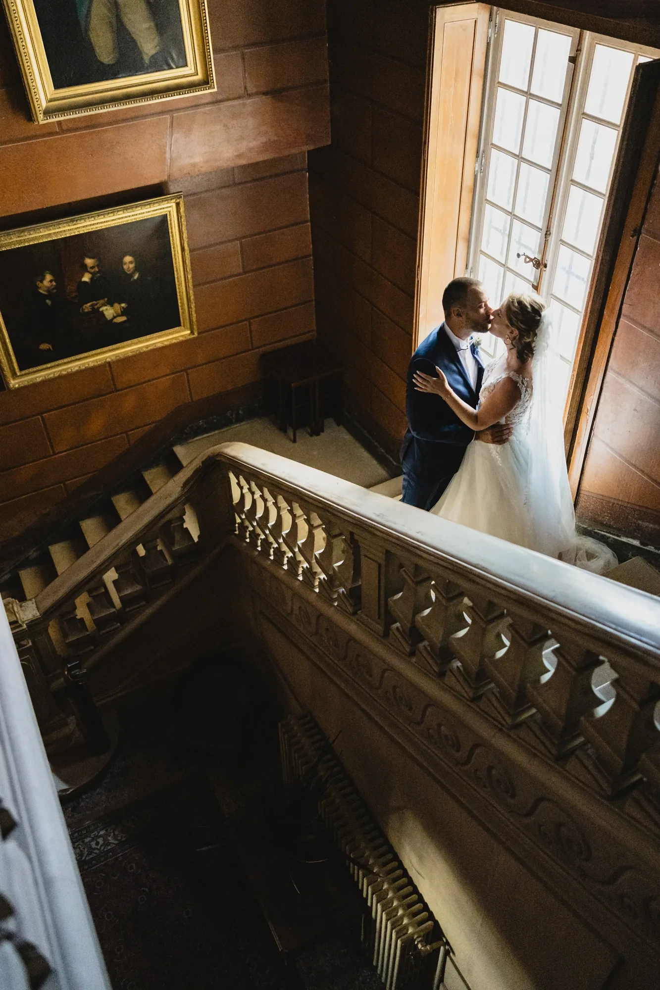 newlyweds-wood-staircase-chateau-paintings.webp newlyweds-wood-staircase-chateau-paintings.webp