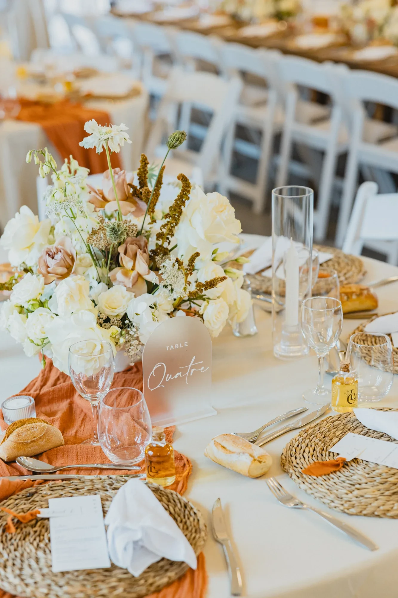 reception-table-terracotta-flowers.webp reception-table-terracotta-flowers.webp