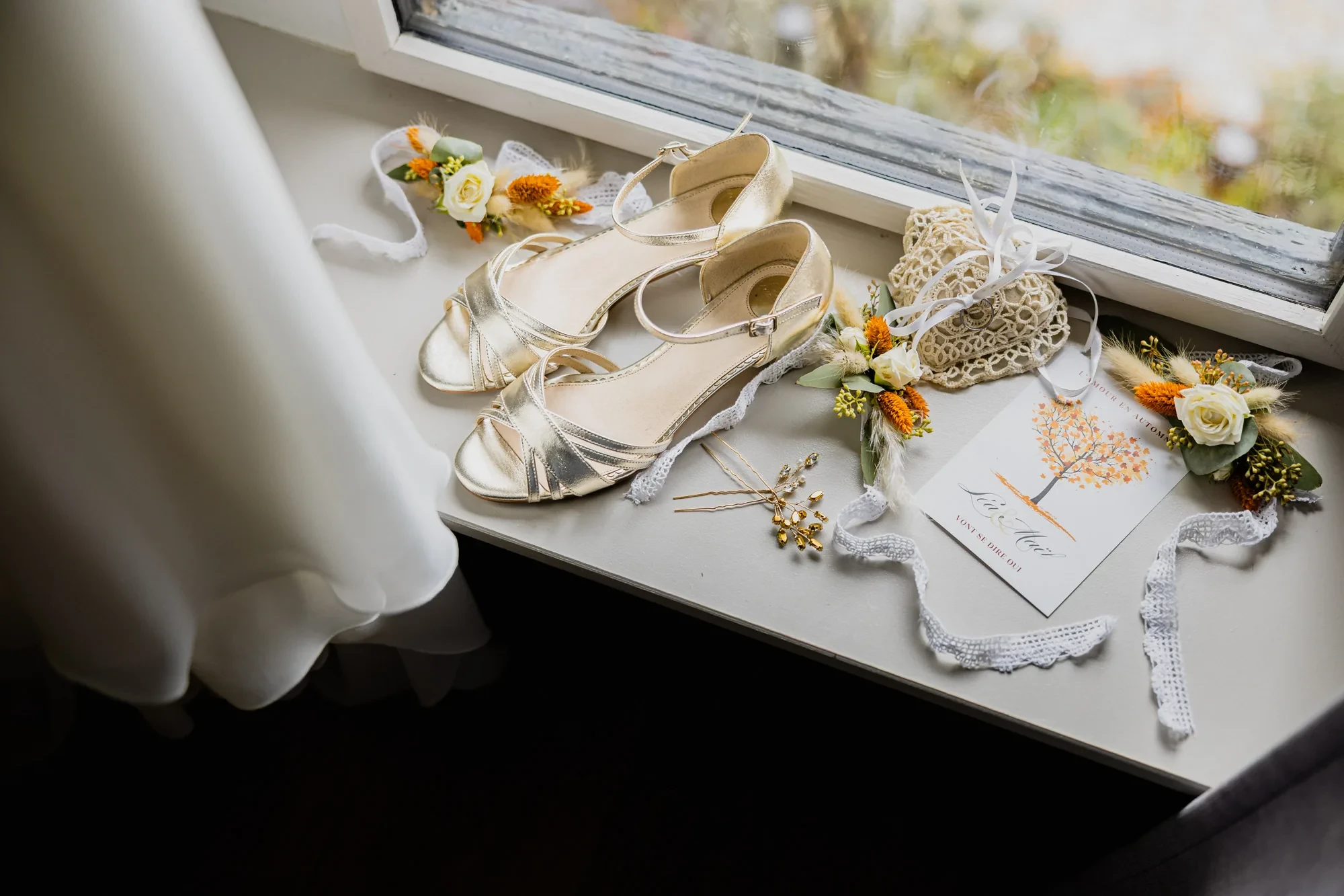 bride-shoes-window-autumn-invitation.webp bride-shoes-window-autumn-invitation.webp