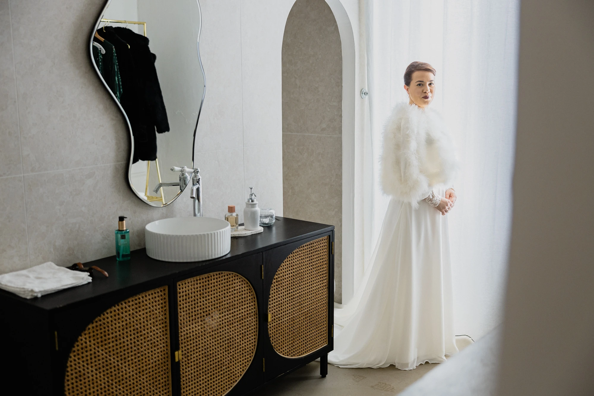 mariee-etole-fourrure-fenetre-preparatifs.jpg