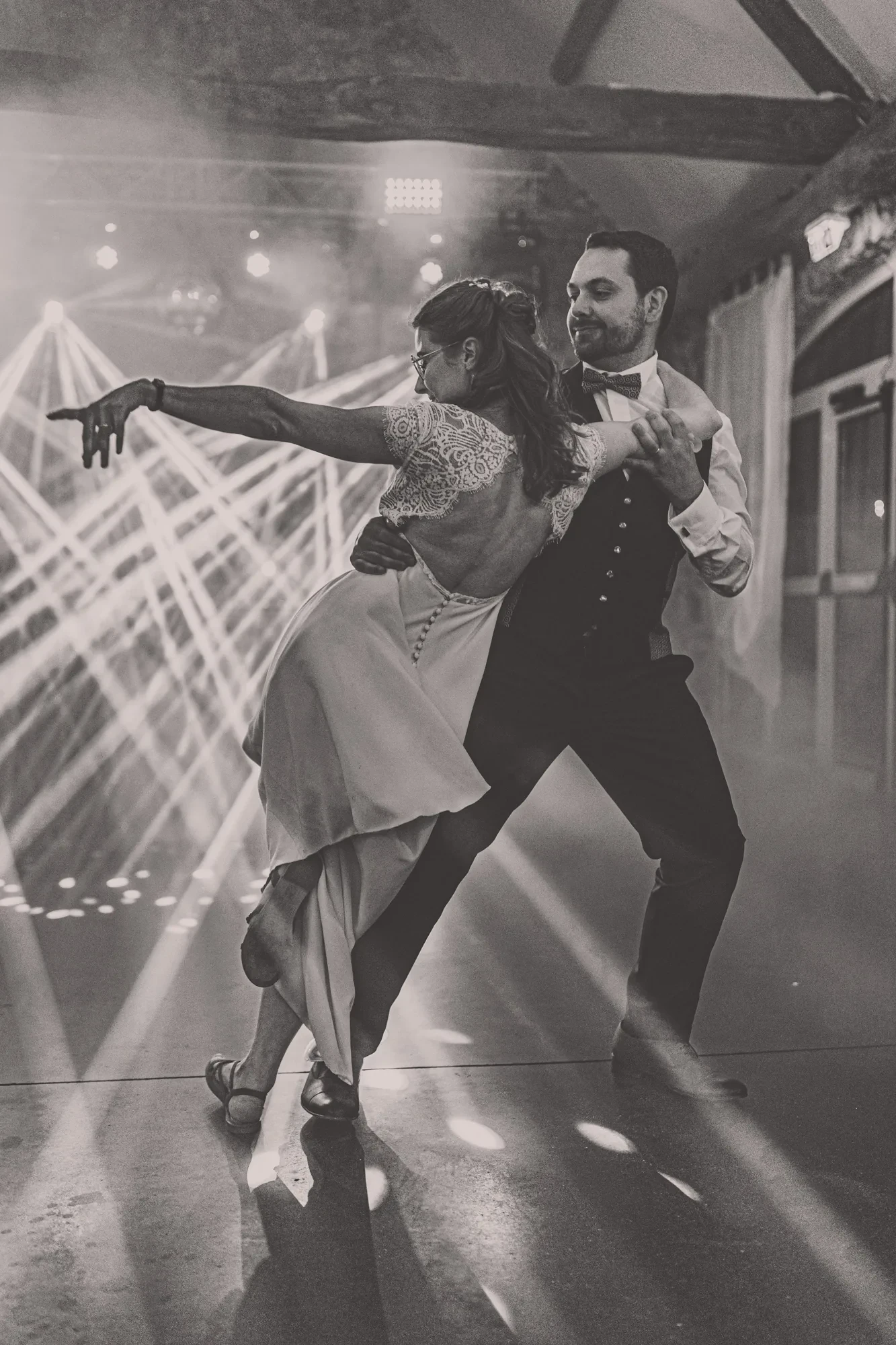 premiere-danse-couple-mouvement-projecteurs.webp