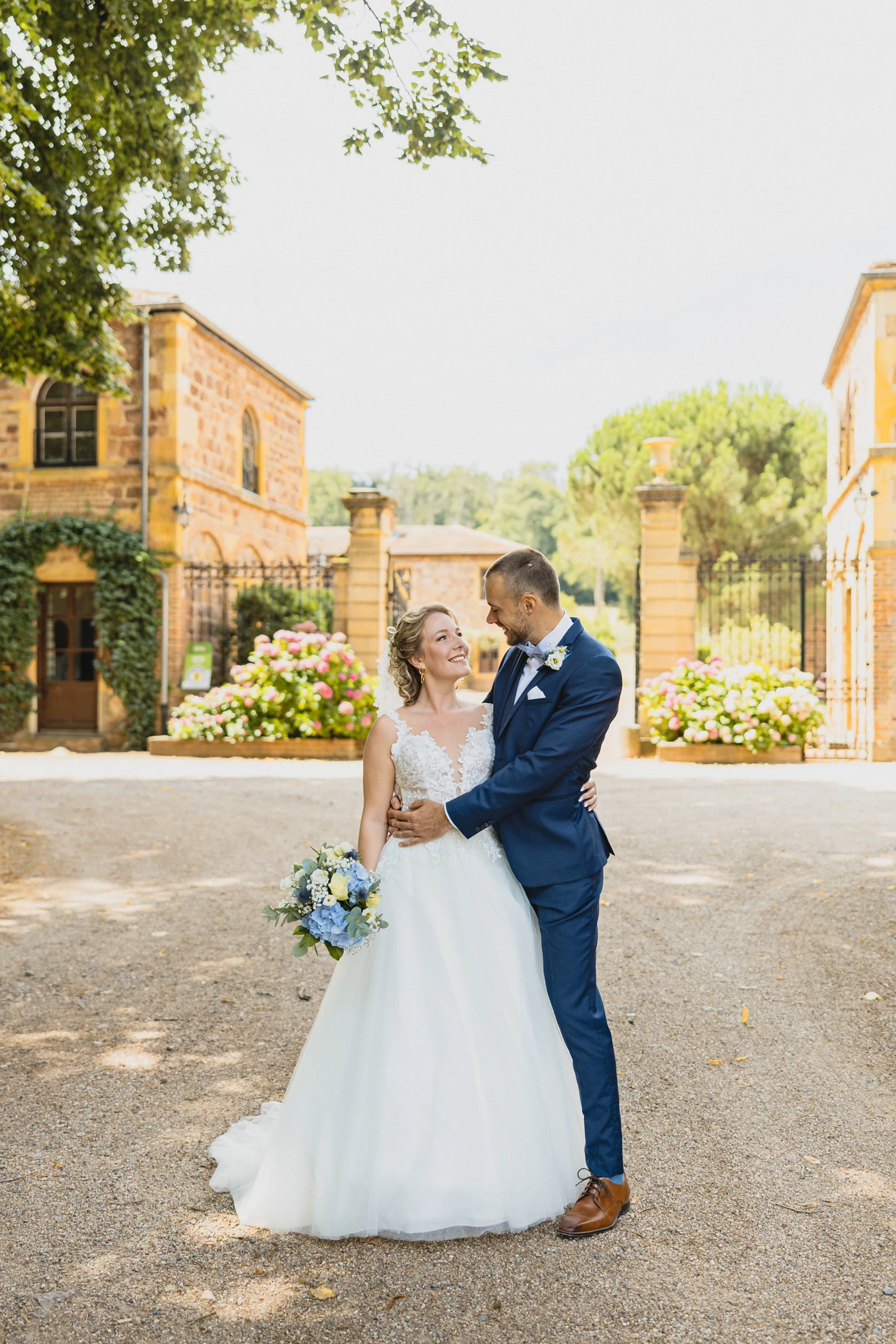 maries-cour-domaine-pierre-mariage.jpg