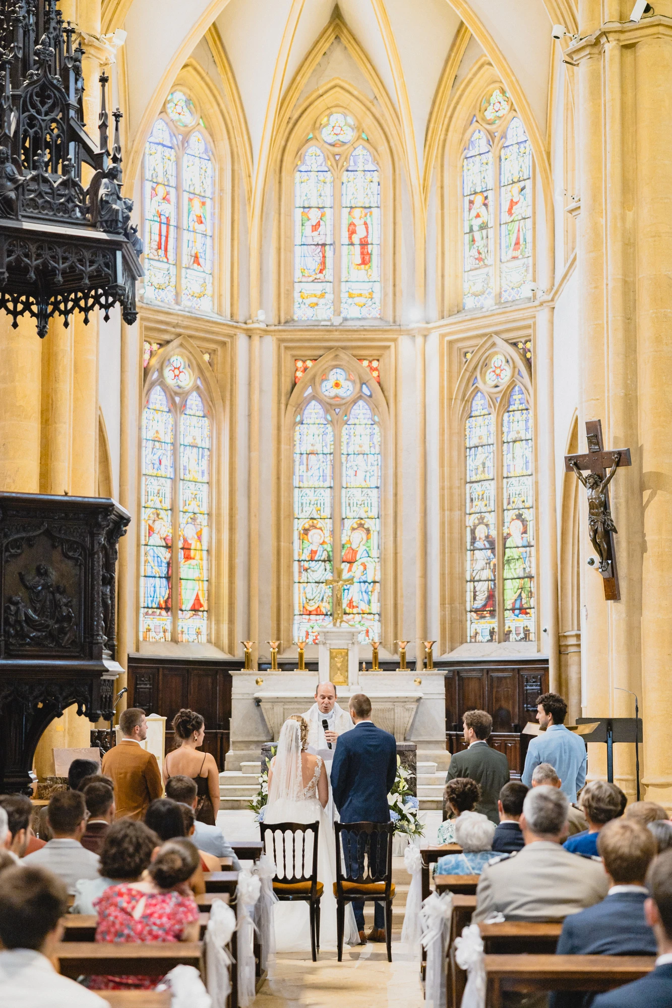 ceremonie-religieuse-eglise-vitraux.jpg