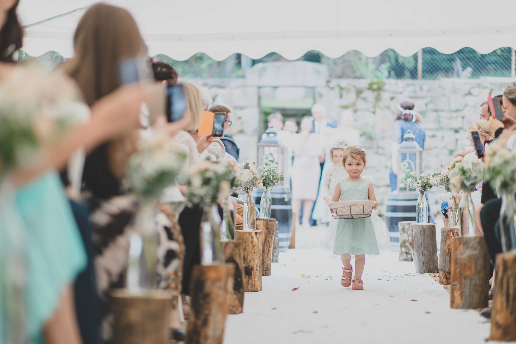 enfant-entree-ceremonie-allee-invites.jpg enfant-entree-ceremonie-allee-invites.jpg