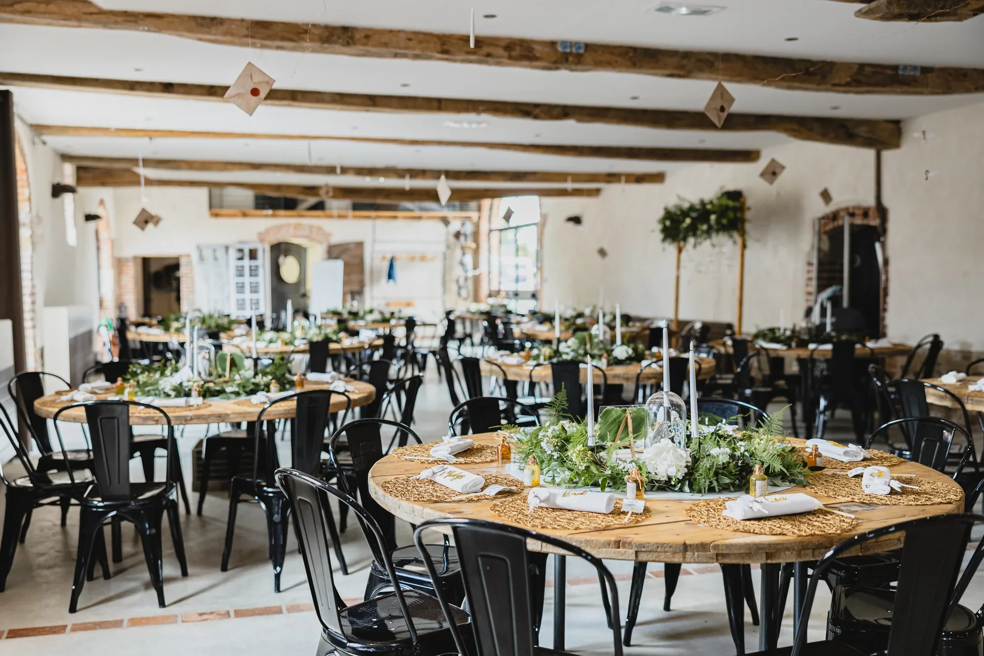 salle-reception-grange-tables-rondes-bois.webp salle-reception-grange-tables-rondes-bois.webp