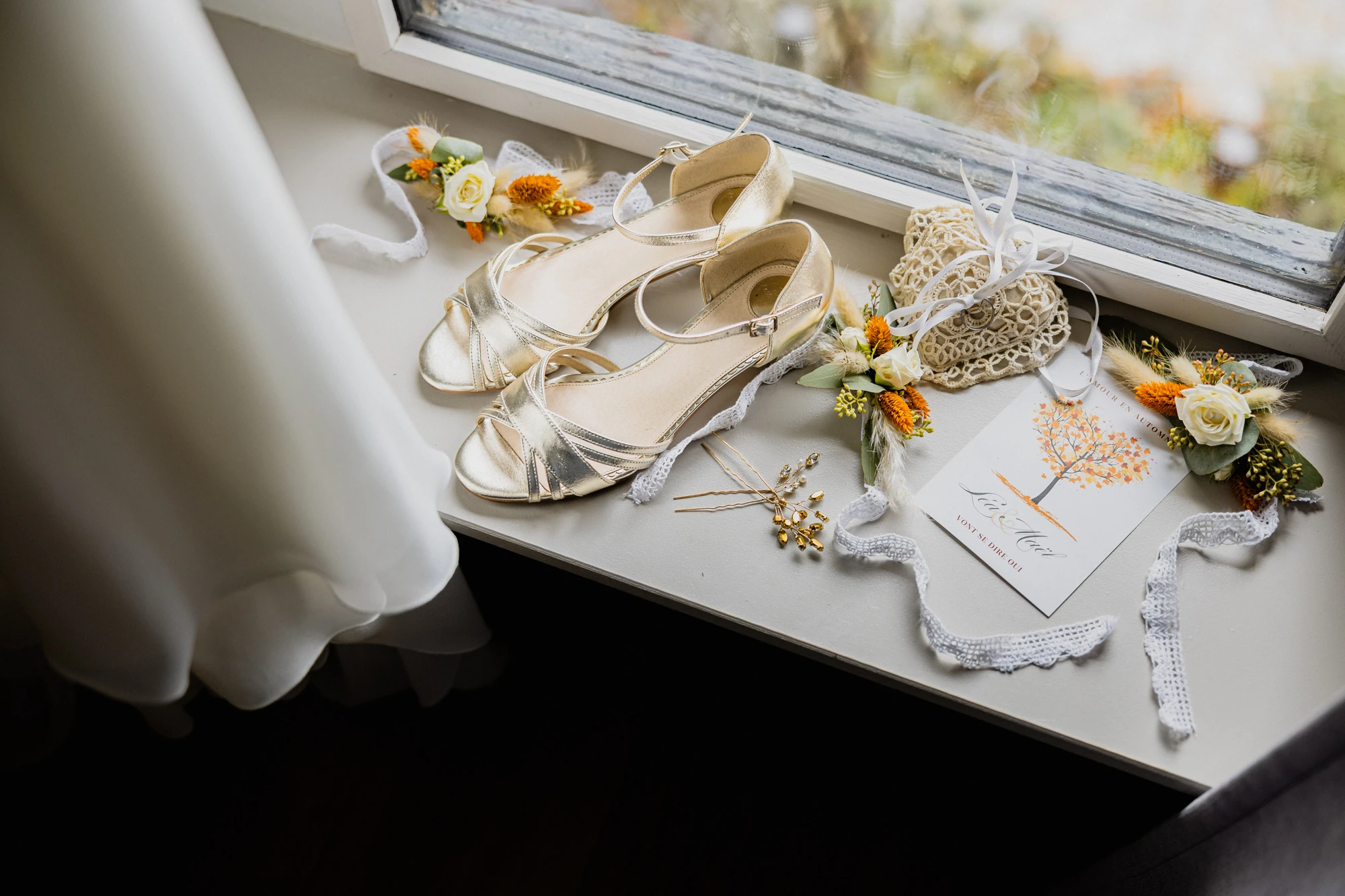 chaussures-mariee-fenetre-faire-part-fleurs.jpg