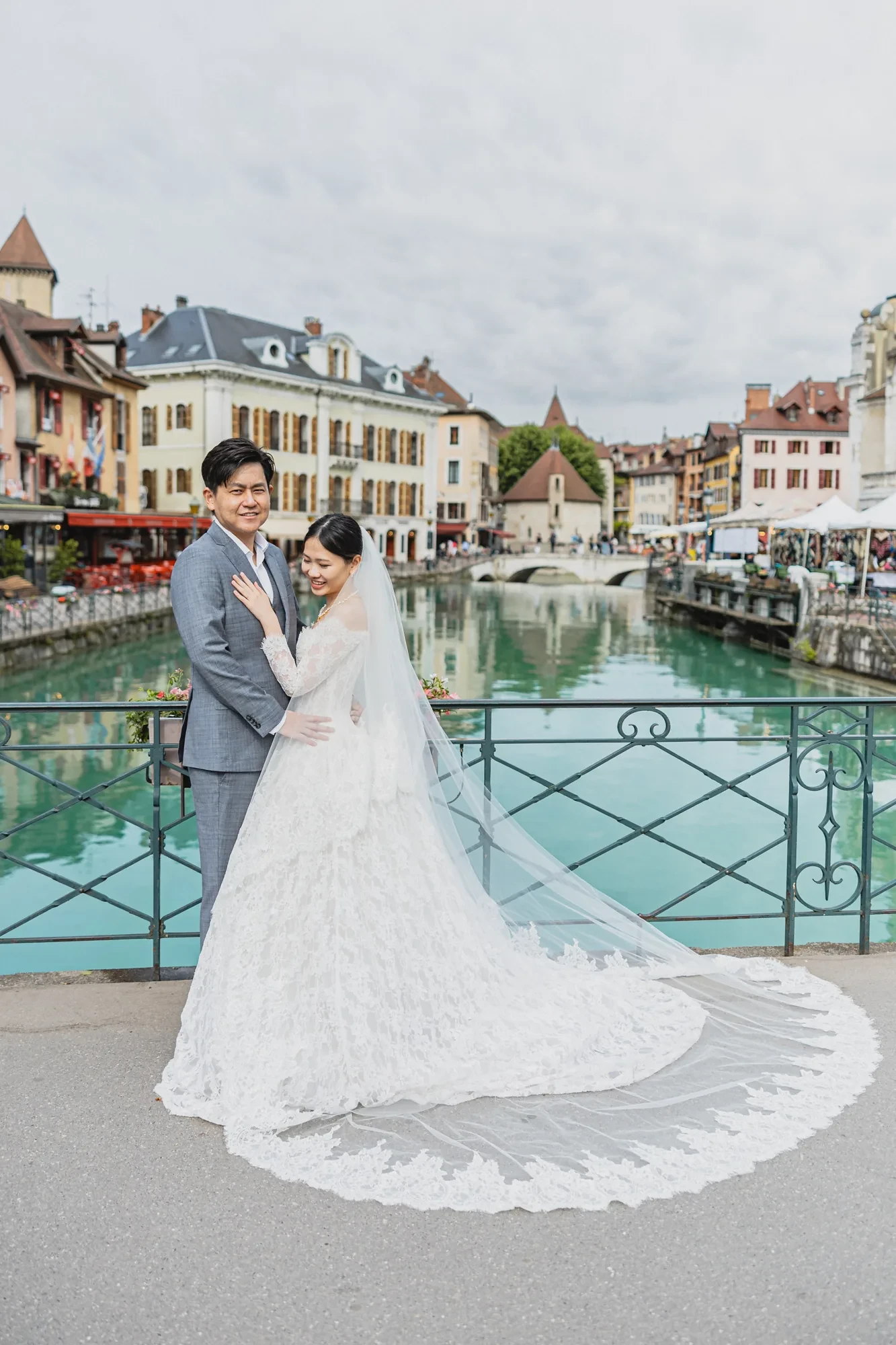 newlyweds-old-town-bridge-canal.webp newlyweds-old-town-bridge-canal.webp