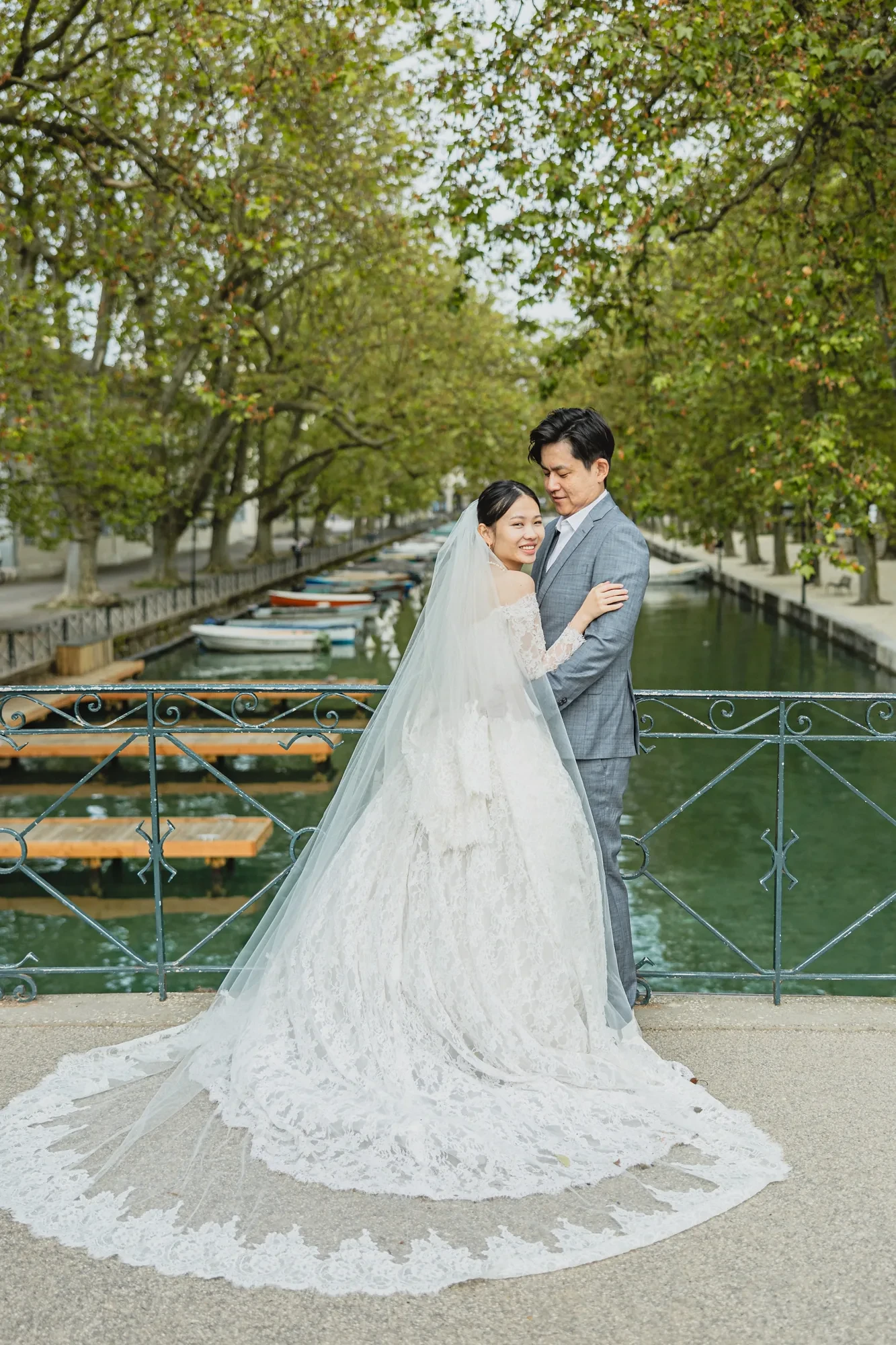 newlyweds-plane-tree-alley-canal.webp newlyweds-plane-tree-alley-canal.webp