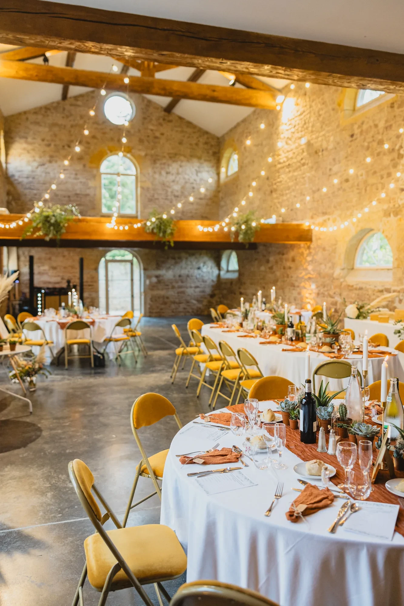 barn-wedding-reception-tablescape.webp barn-wedding-reception-tablescape.webp