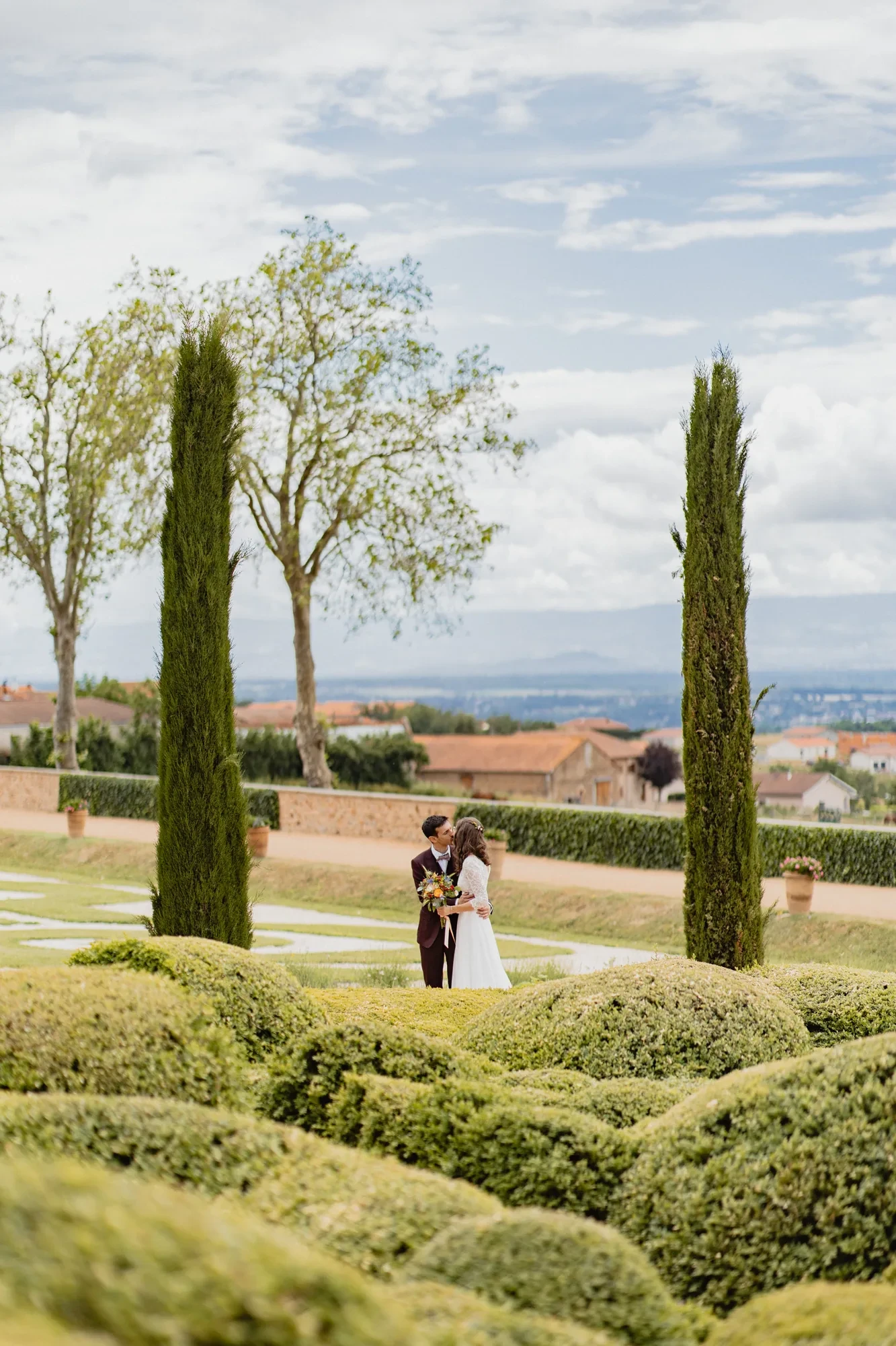 newlyweds-cypress-gardens-countryside-view.webp newlyweds-cypress-gardens-countryside-view.webp