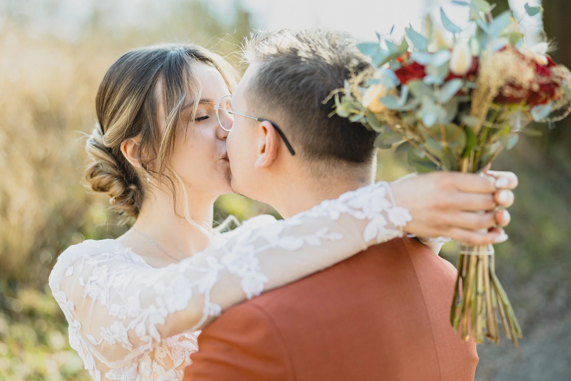 Photographe mariage couple introvertis, le guide 2026 2 lendemain-mariage-baiser-bouquet-coucher-soleil.jpg